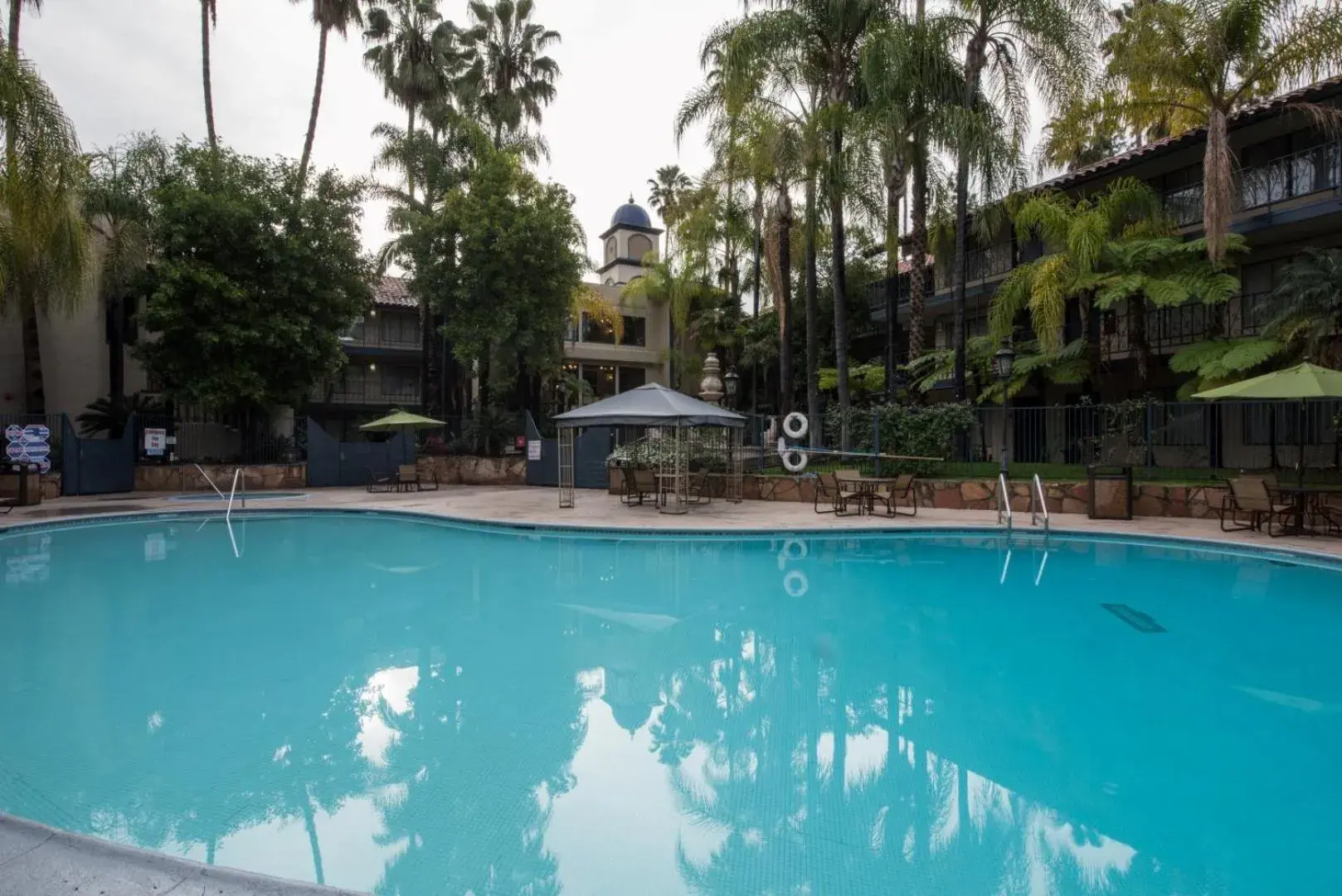 Swimming Pool in Vanllee Hotel