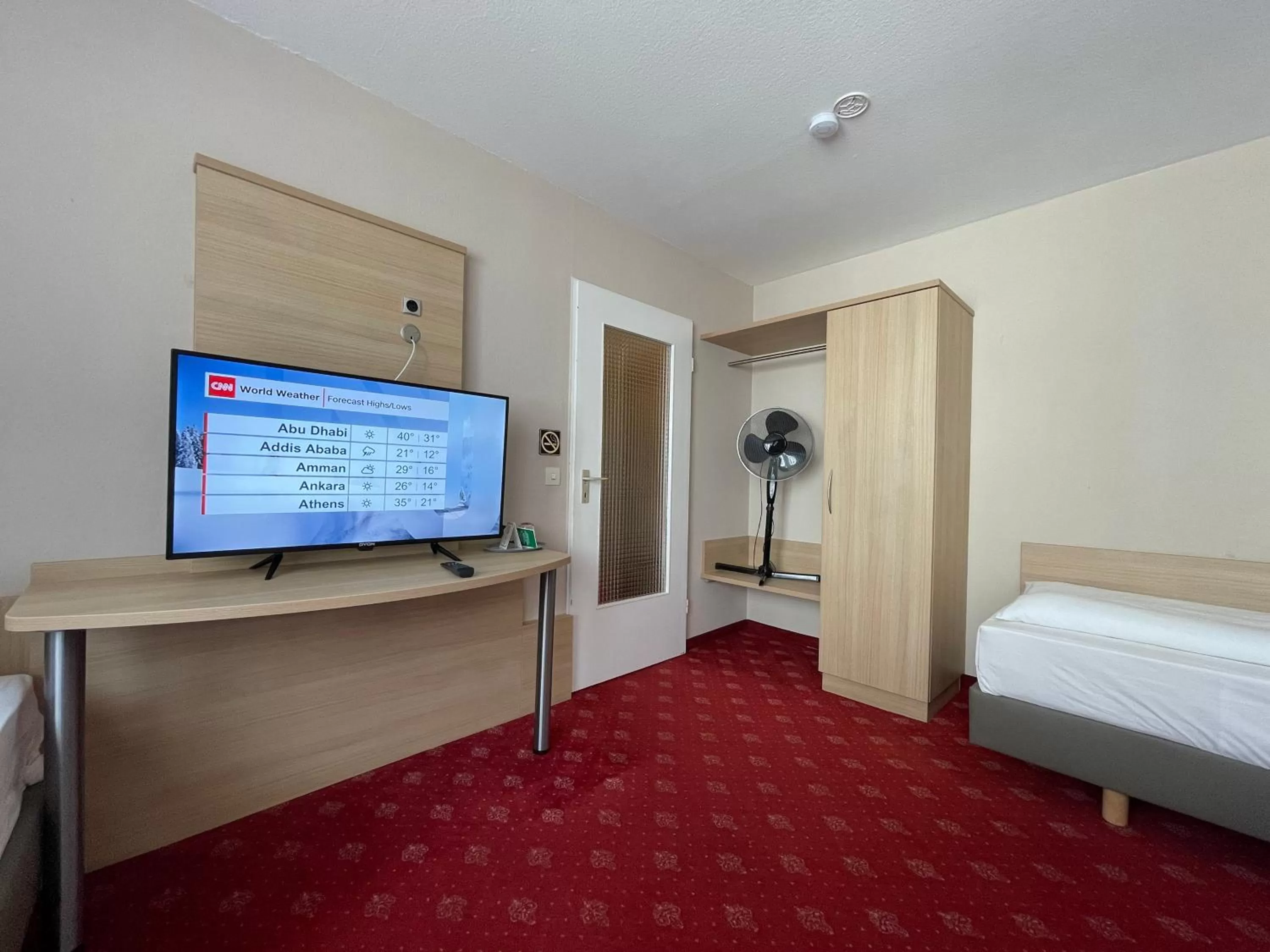 TV and multimedia, Bed in Hafner Hotel- Apartment