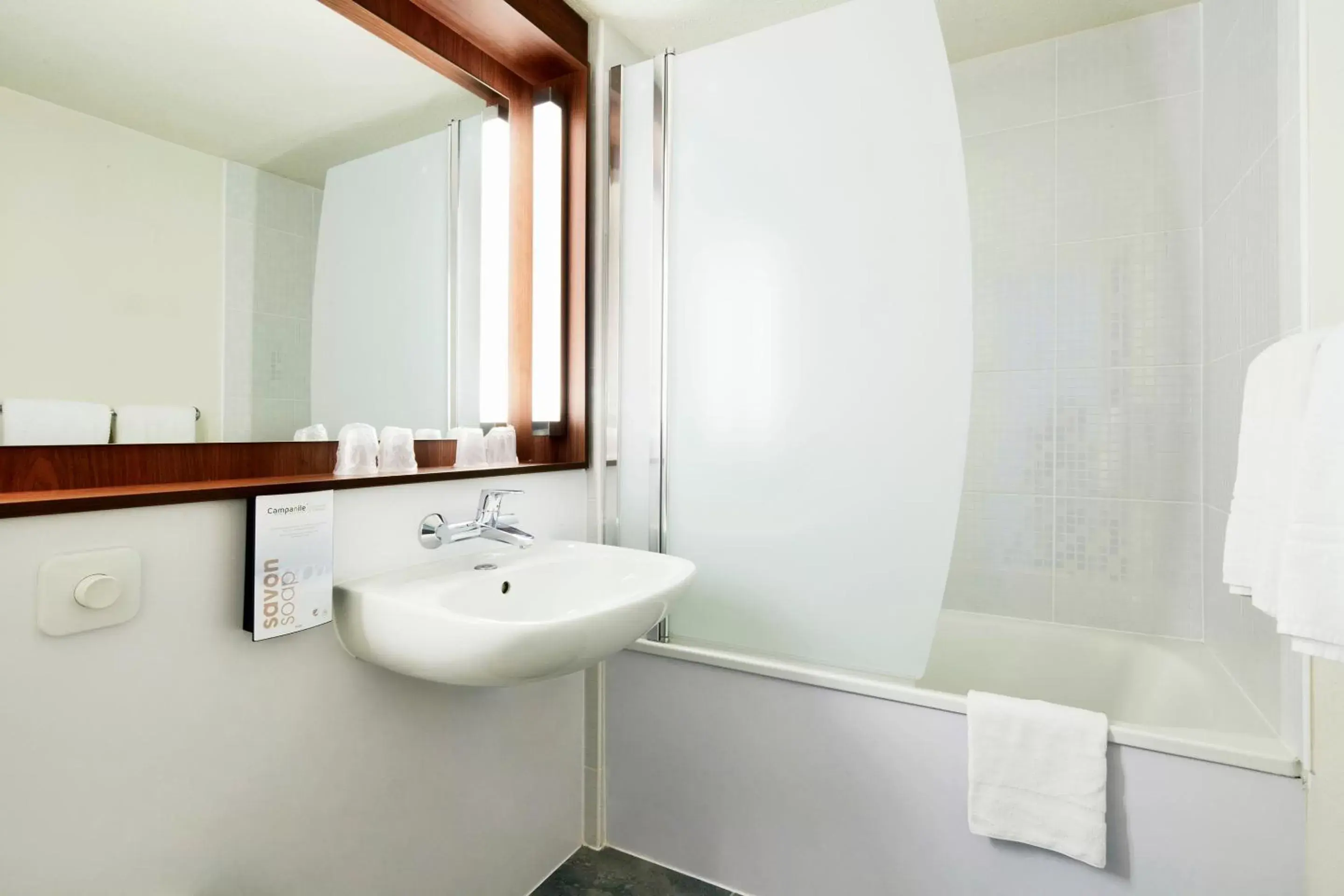 Bathroom in Campanile Poitiers - Site du Futuroscope