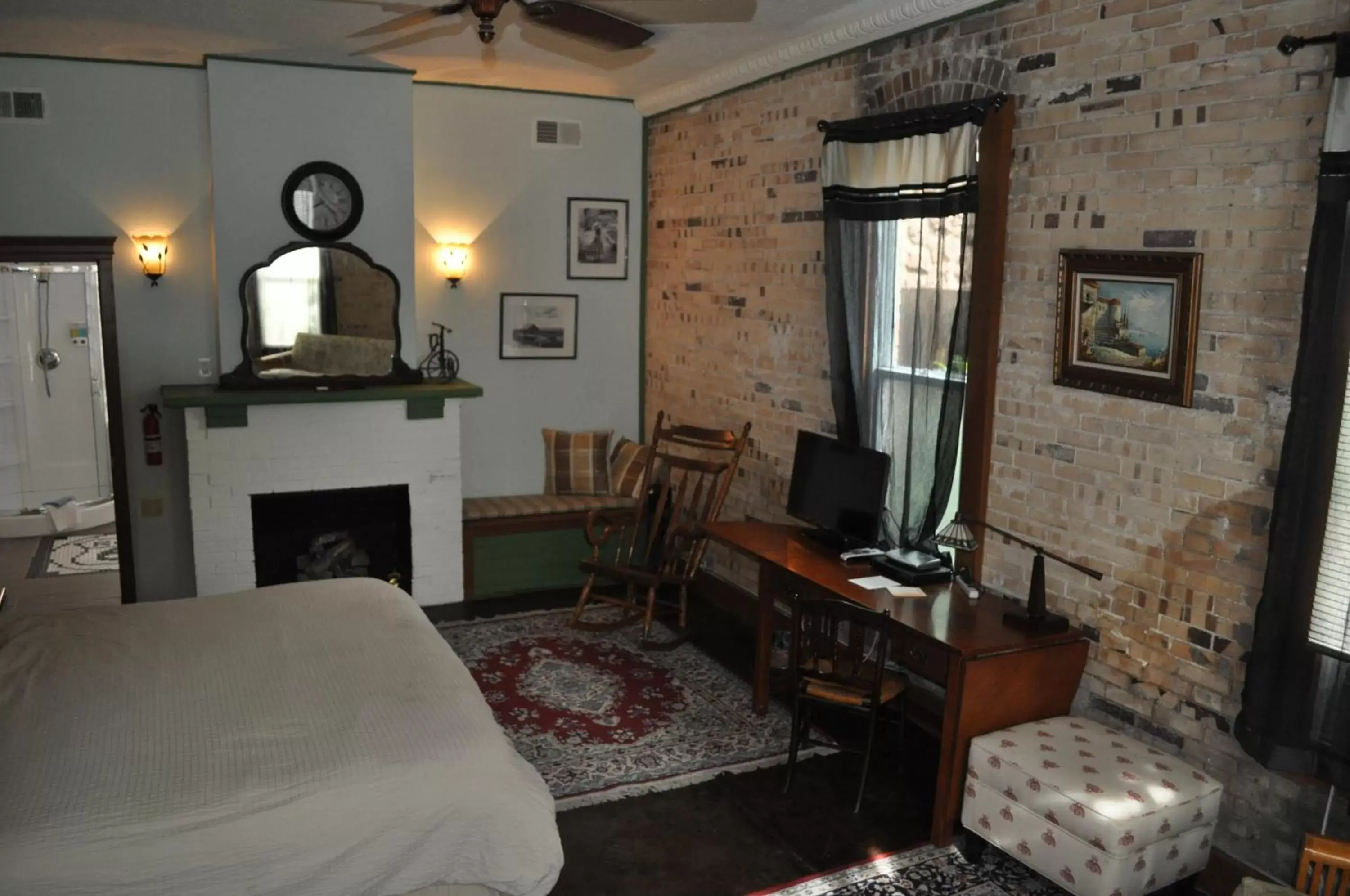 Bed, TV/Entertainment Center in Grand Canyon Hotel