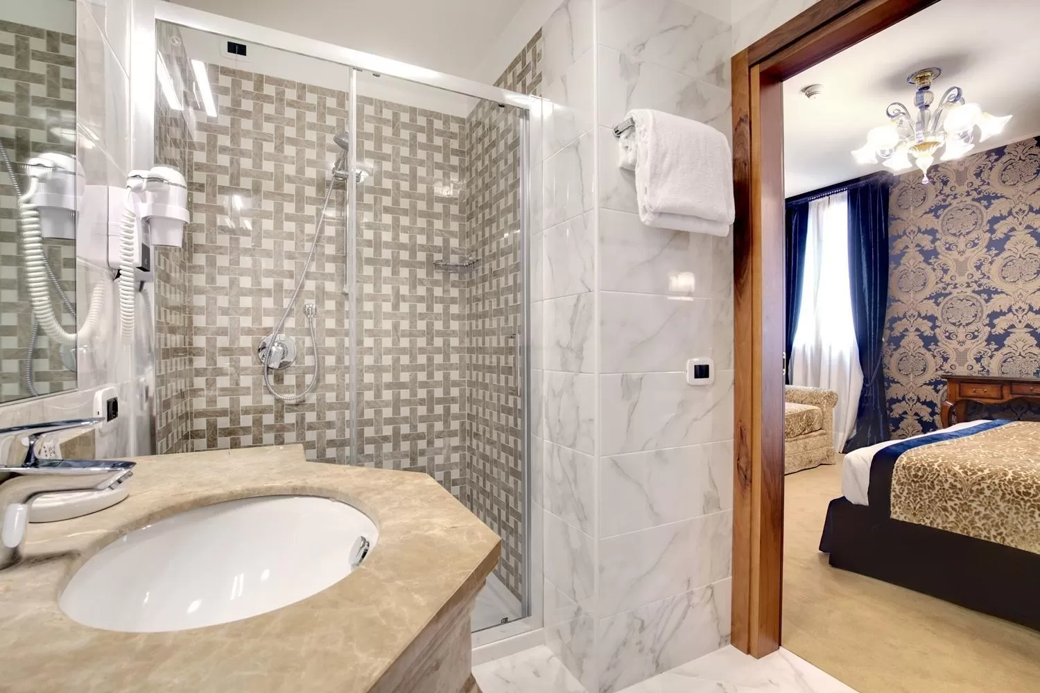 Bathroom, Bed in Hotel Casanova