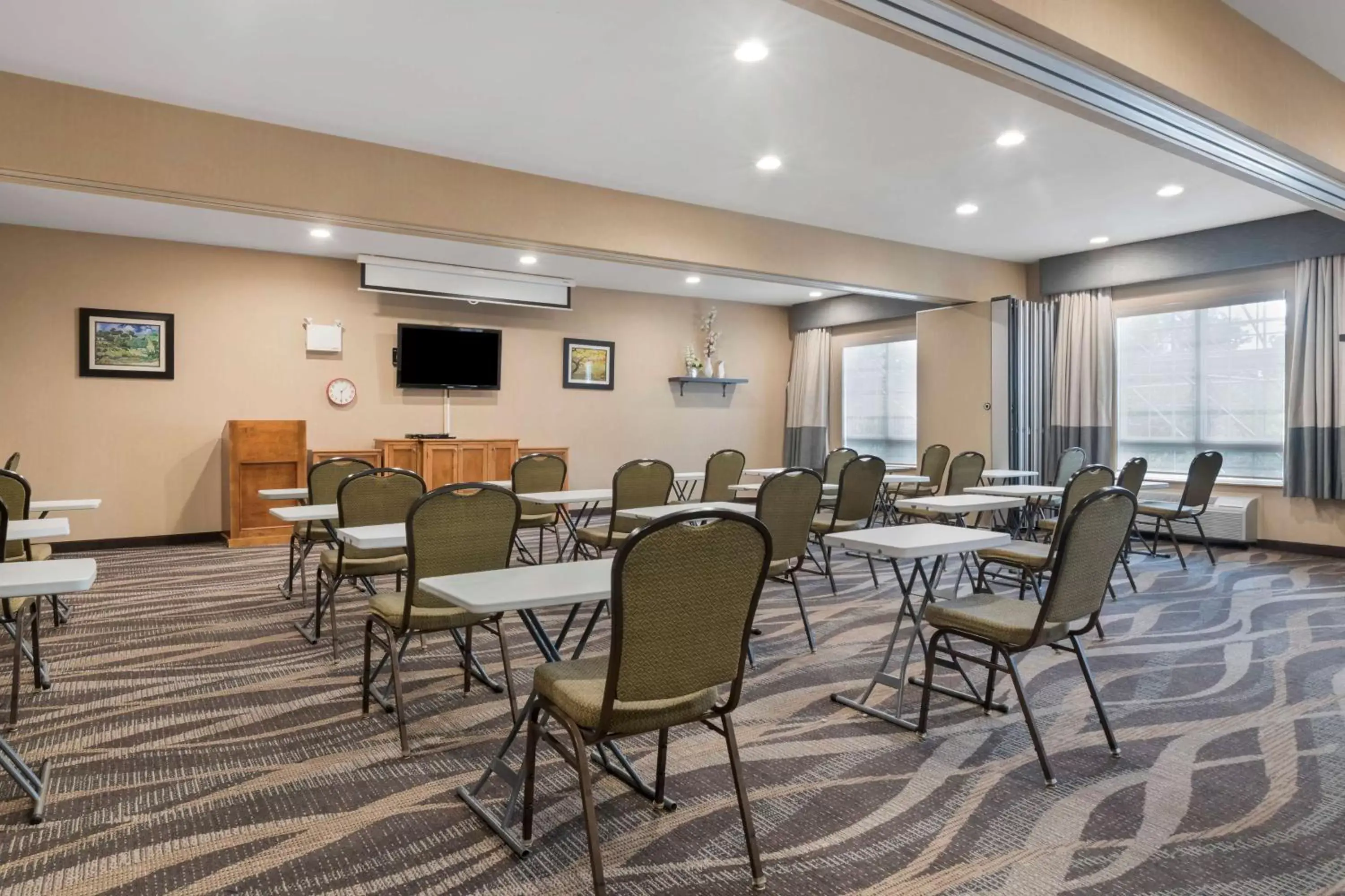 Meeting/conference room, Restaurant/Places to Eat in BEST WESTERN PLUS Saint John Hotel & Suites