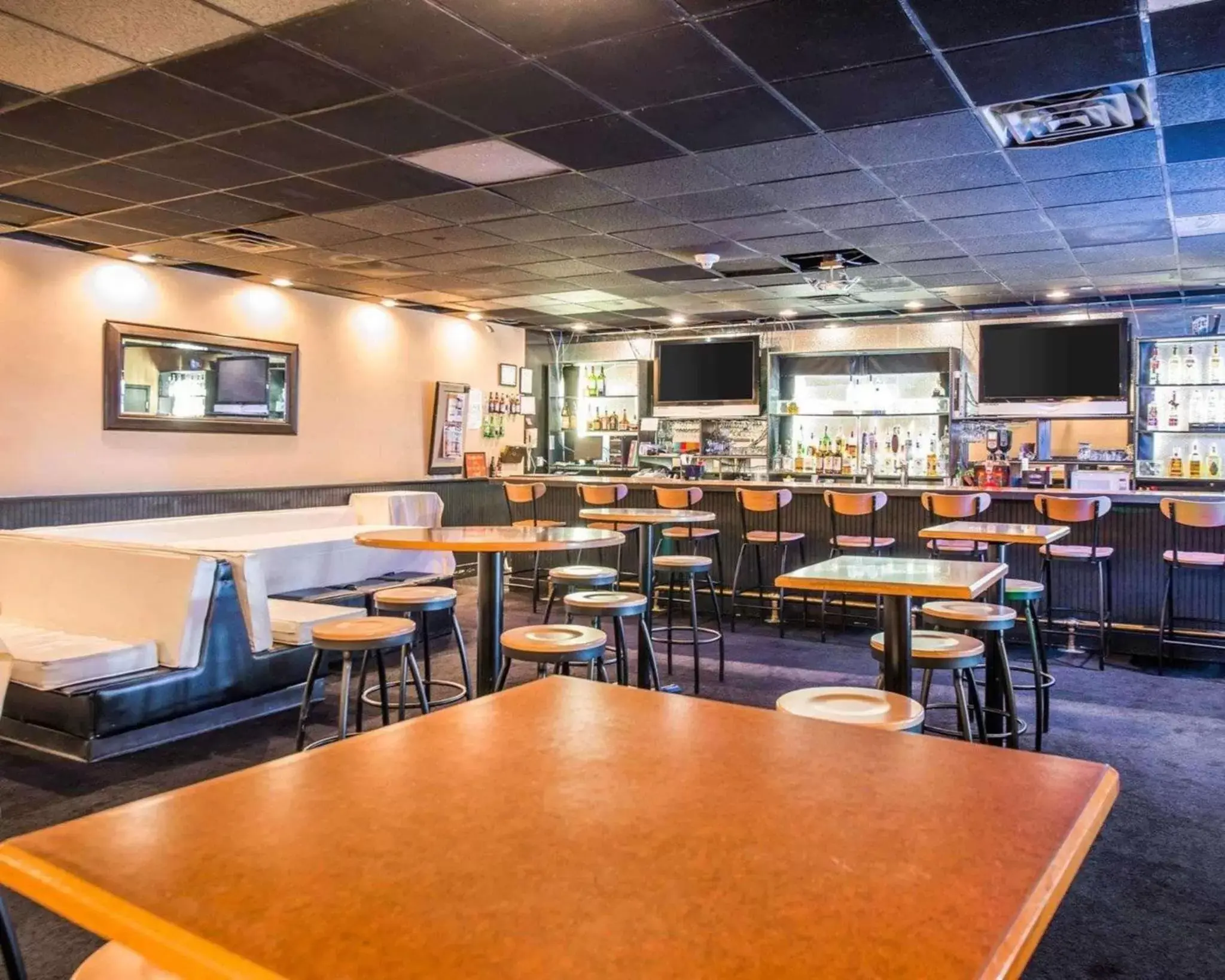 Lounge or bar, Restaurant/Places to Eat in Clarion Inn and Events Center Pueblo North