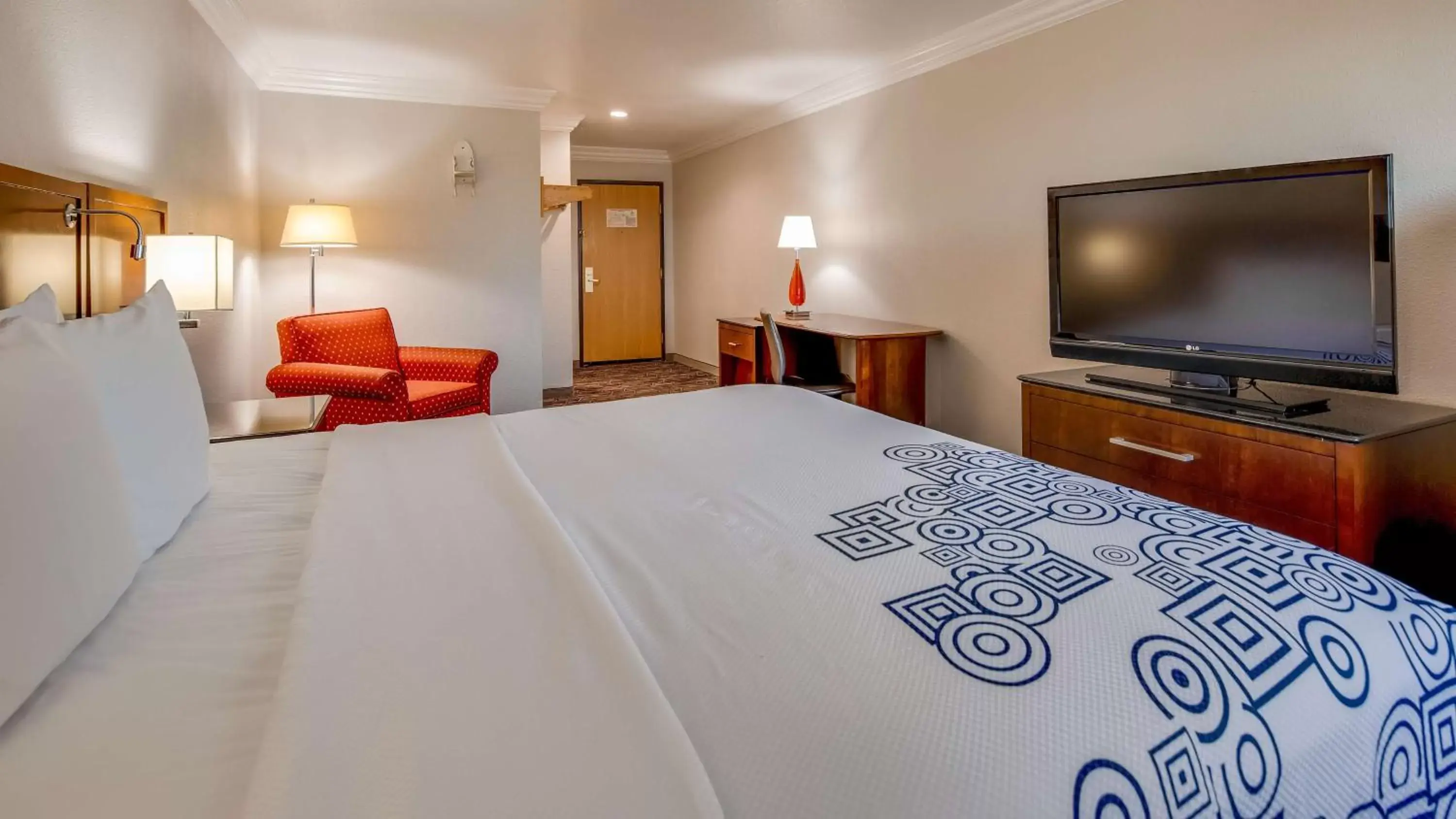 Photo of the whole room, Bed in SureStay Plus Hotel by Best Western Ft Worth Benbrook