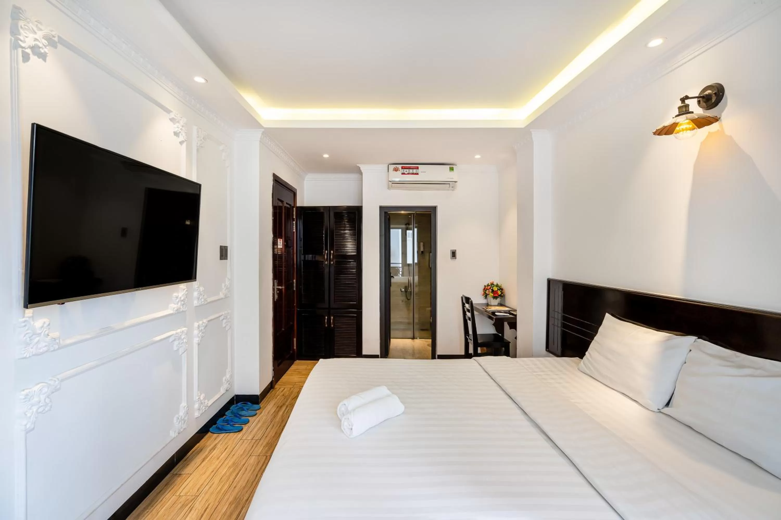 Communal lounge/ TV room, Bed in Lotus Laverne Hotel