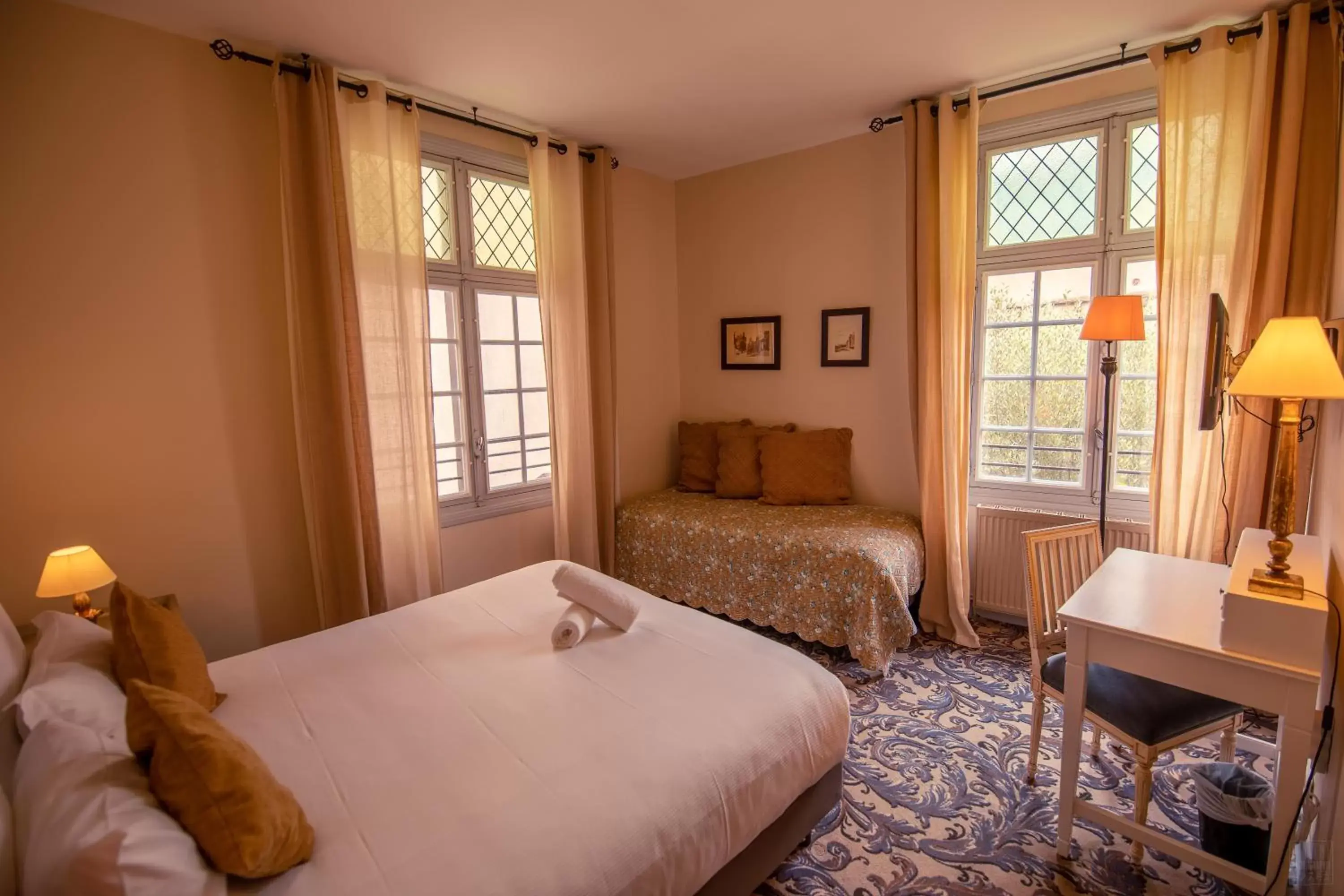 Photo of the whole room in Hôtel Le Donjon - Cœur de La Cité Médiévale