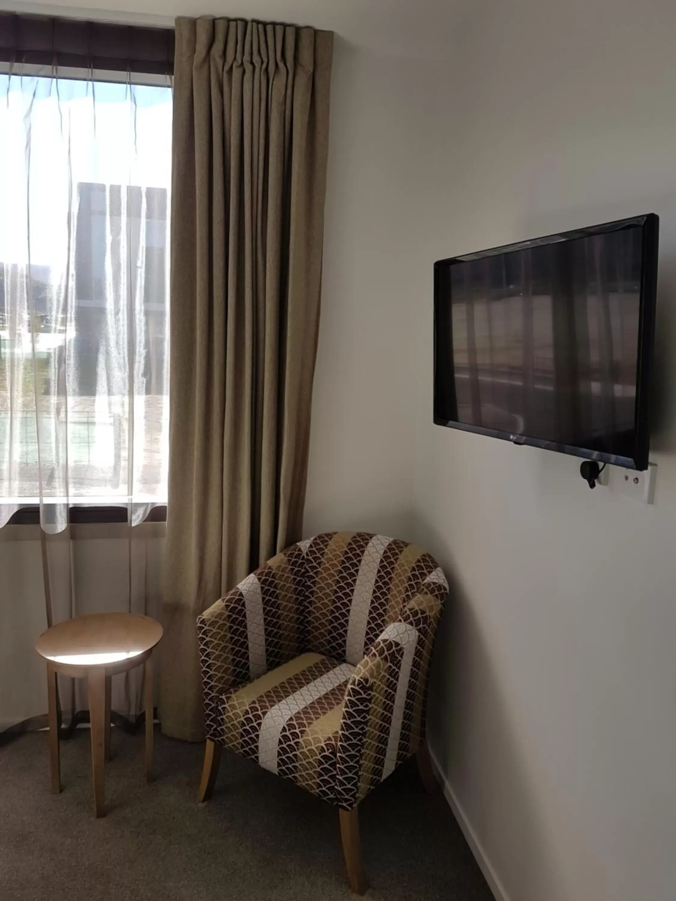 Seating area, TV/Entertainment Center in Wyndham Garden Queenstown