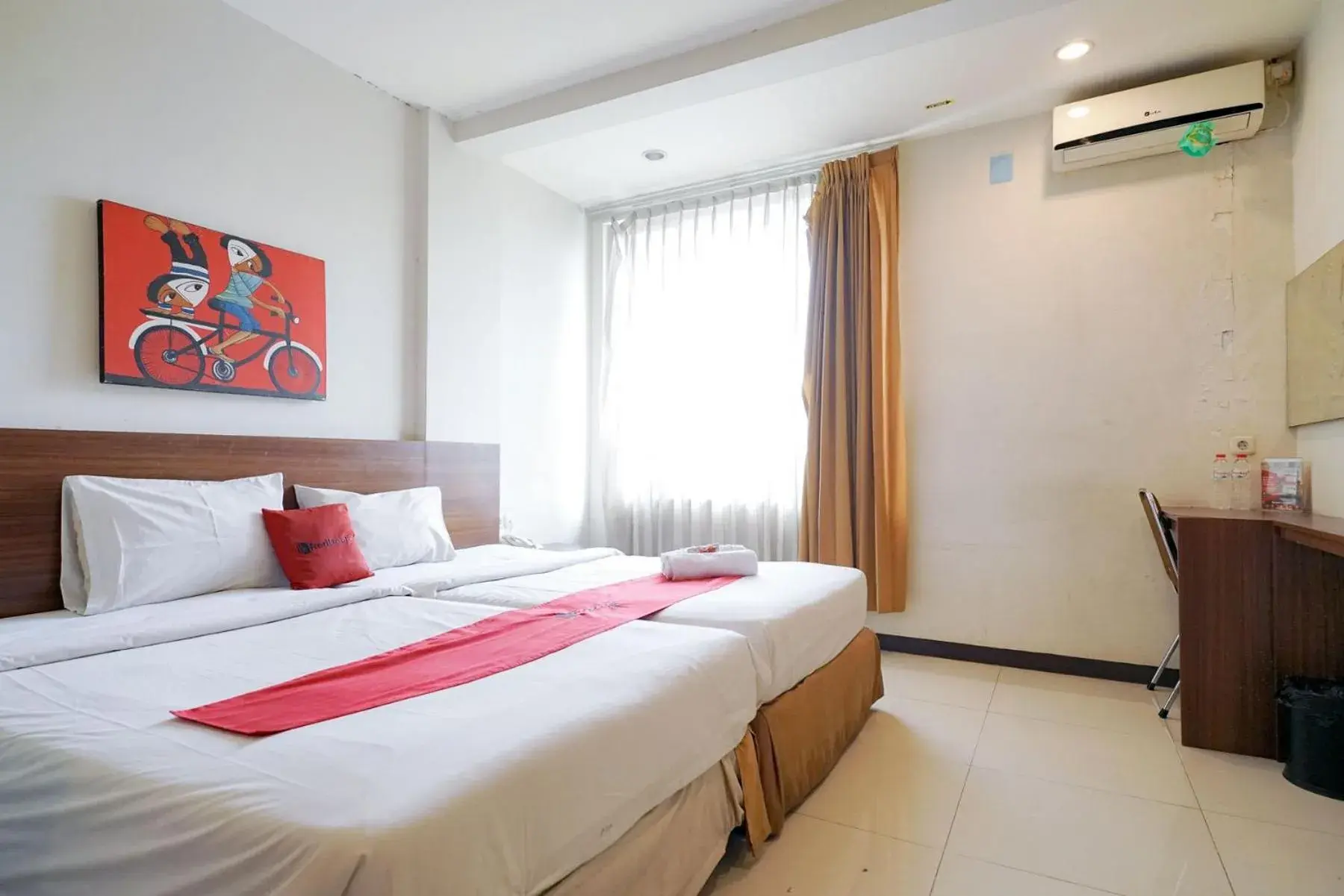 Bedroom, Bed in RedDoorz near Braga Street