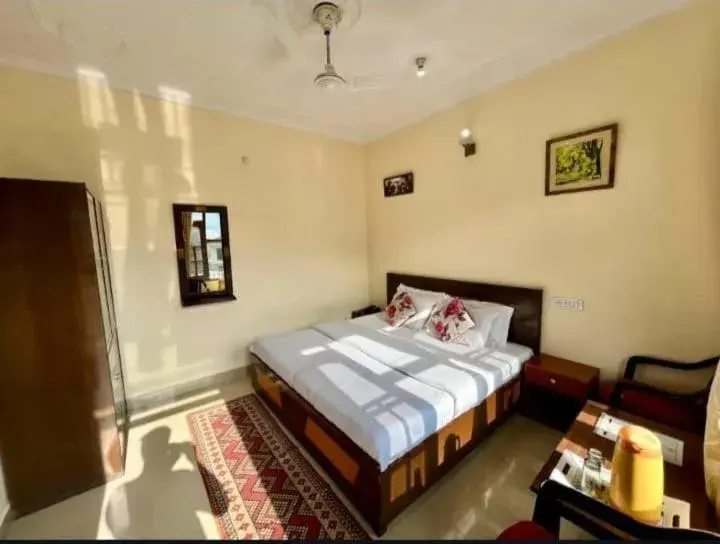 Bed in OYO 4205 Hotel Anuj Regency