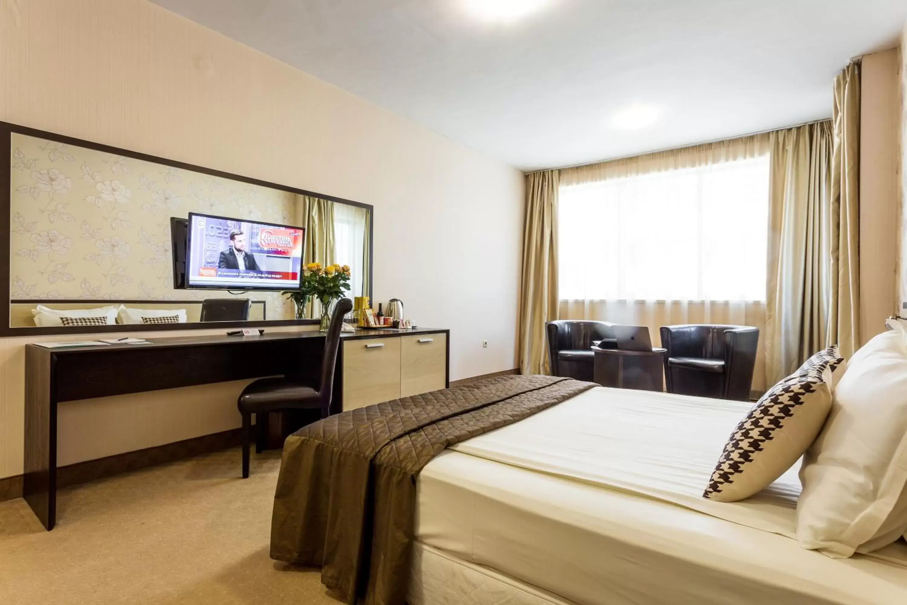 Communal lounge/ TV room, Bed in City Avenue Hotel by HMG