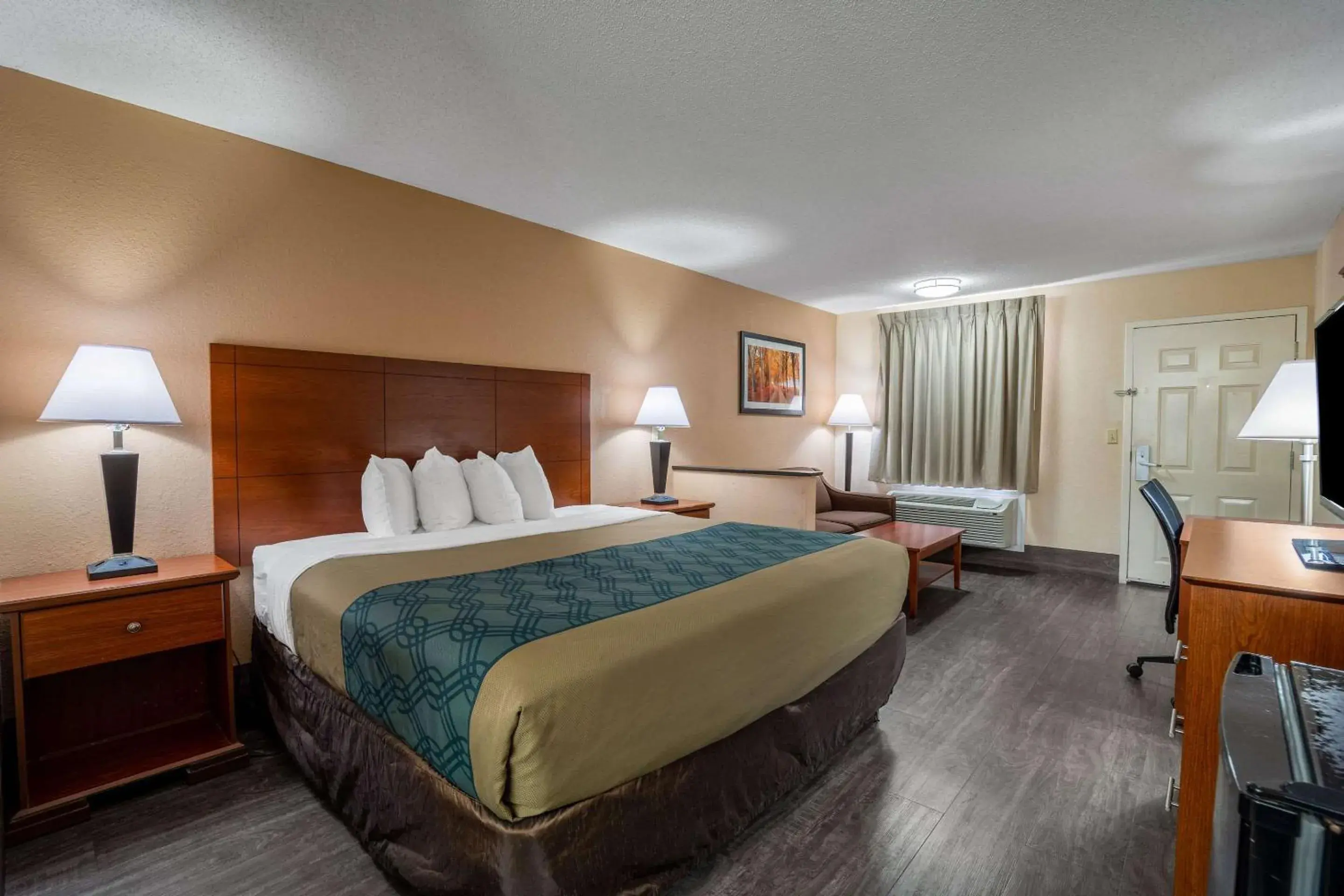 Bedroom, Bed in Econo Lodge Inn & Suites Cayce