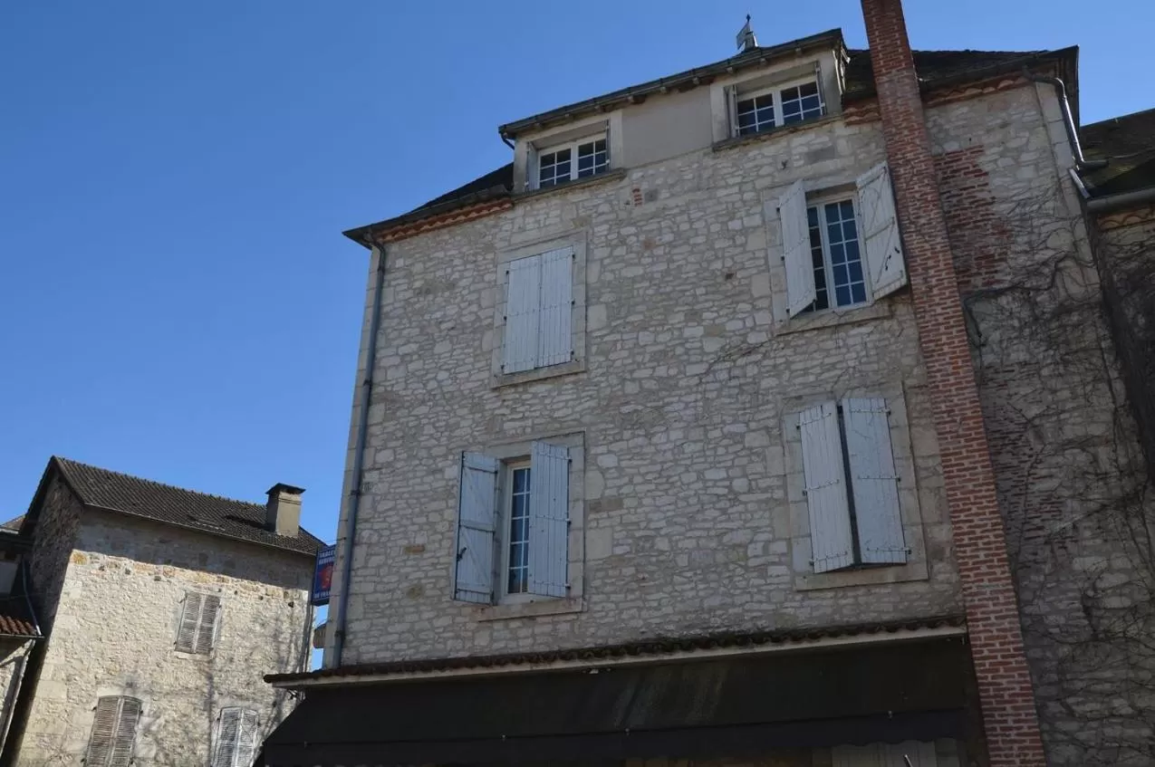 Property building in Auberge du Puits