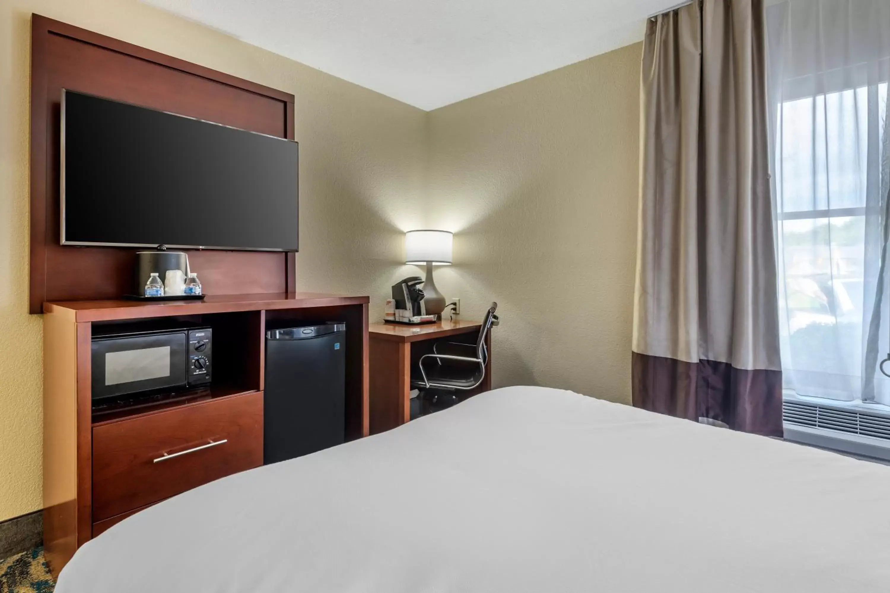 Photo of the whole room, TV/Entertainment Center in Comfort Inn Asheville East-Blue Ridge Pkwy Access