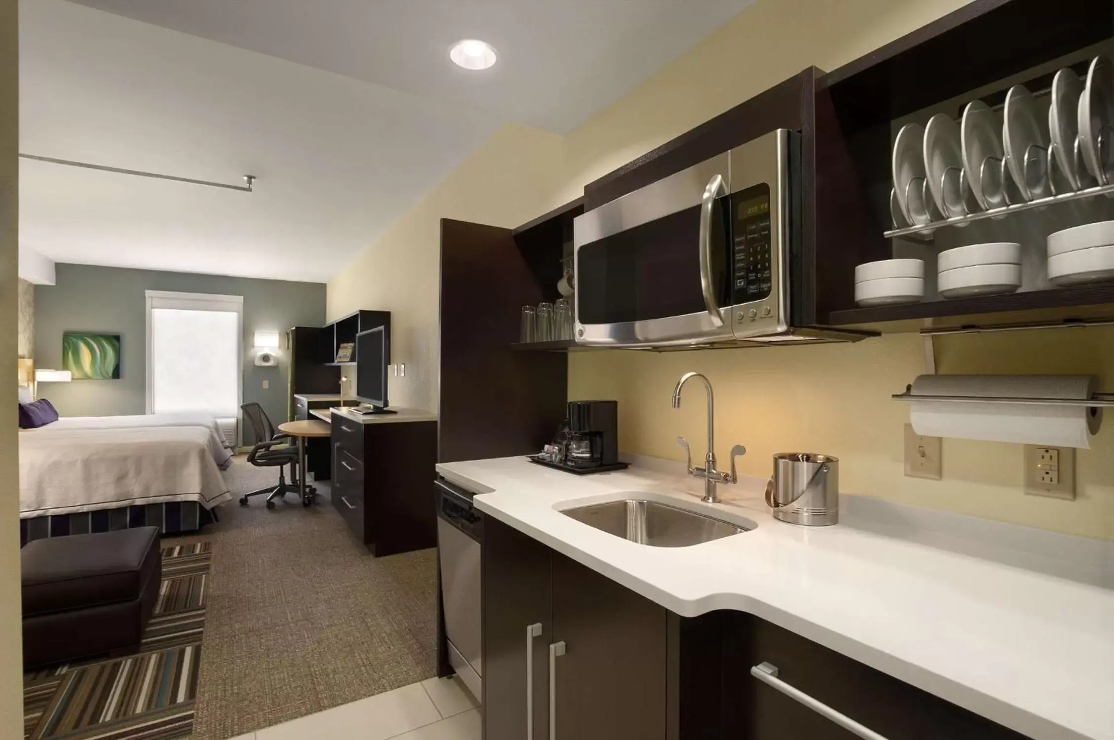 Bed, Kitchen/Kitchenette in Home2 Suites by Hilton Ridgeland