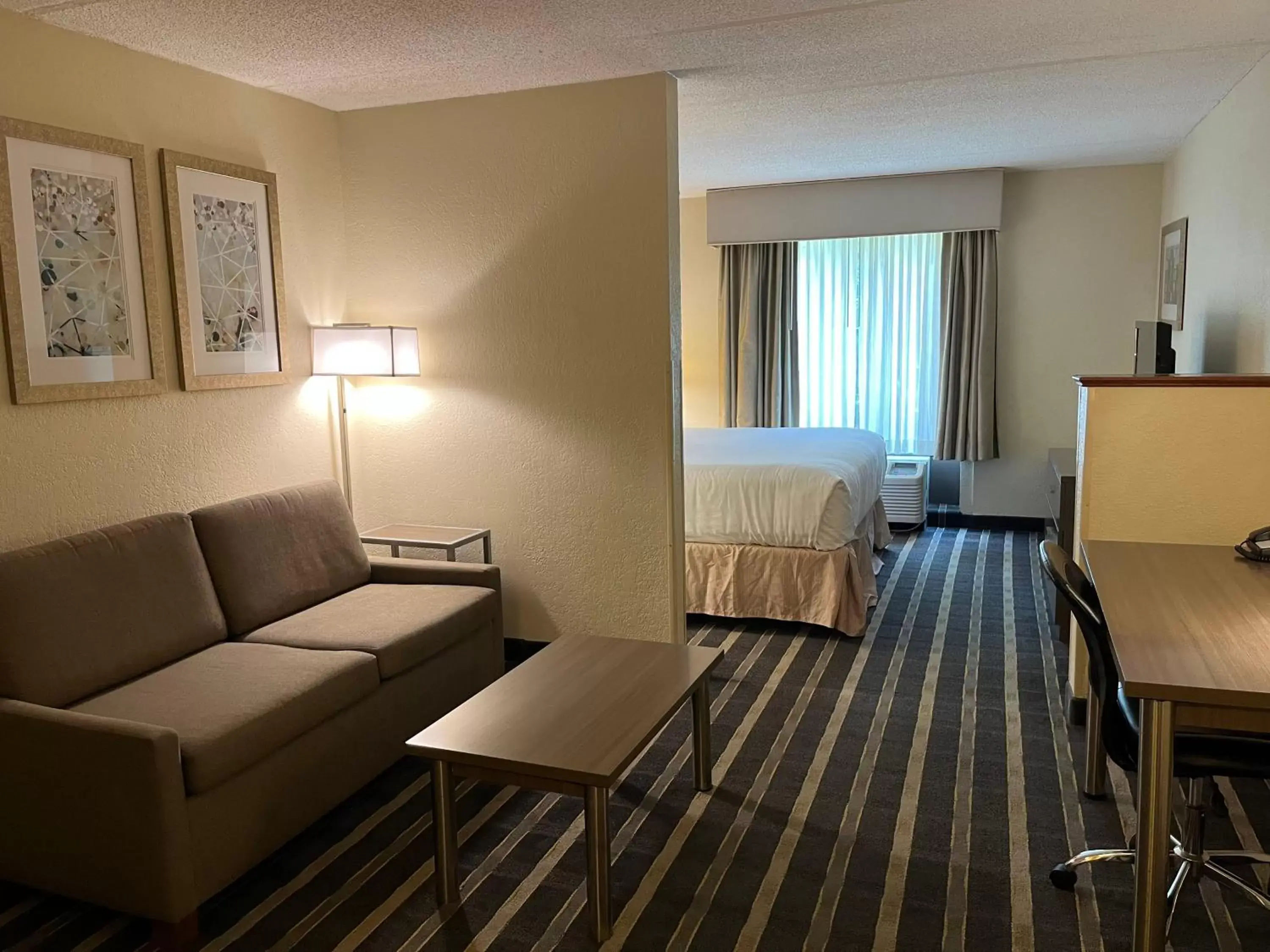 Bedroom, Seating Area in Sky Point Hotel & Suites - Atlanta Airport