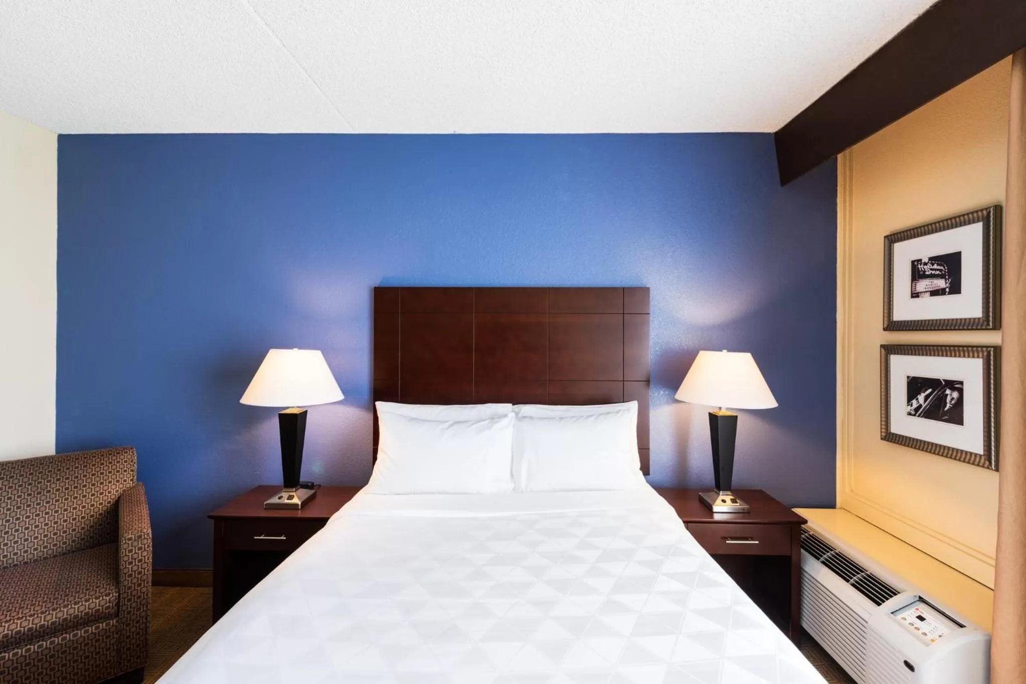 Photo of the whole room, Bed in Holiday Inn South Plainfield-Piscataway by IHG