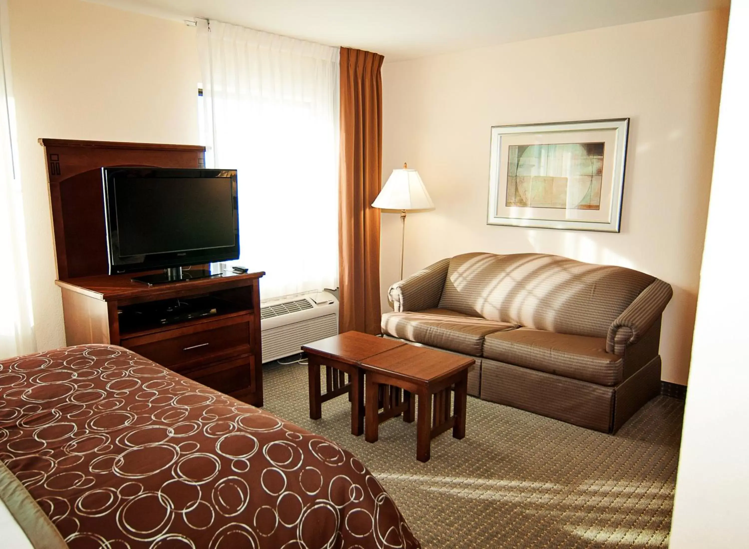 Photo of the whole room, Seating Area in Staybridge Suites Wichita, an IHG Hotel