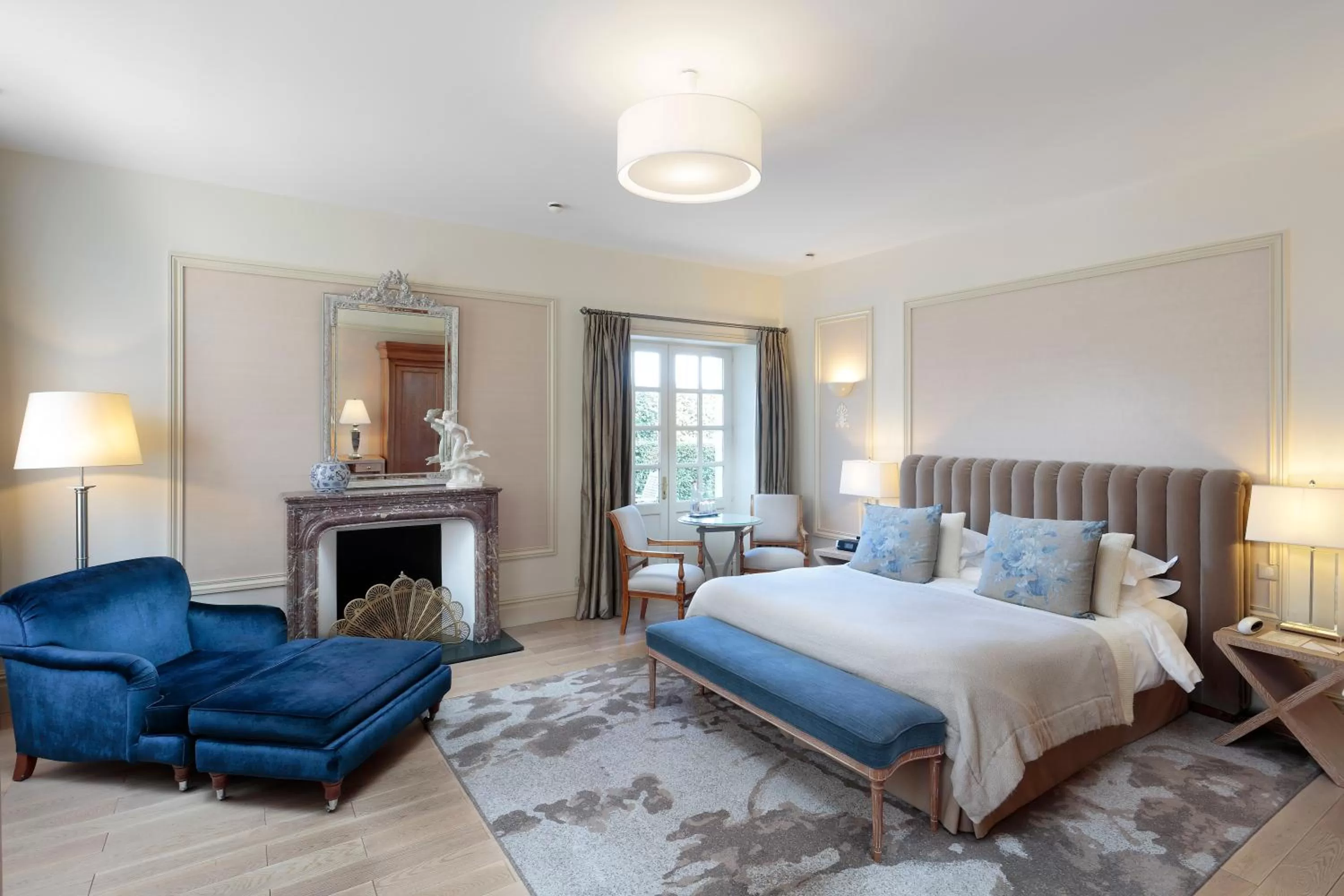 Photo of the whole room, Bed in Chateau La Cheneviere