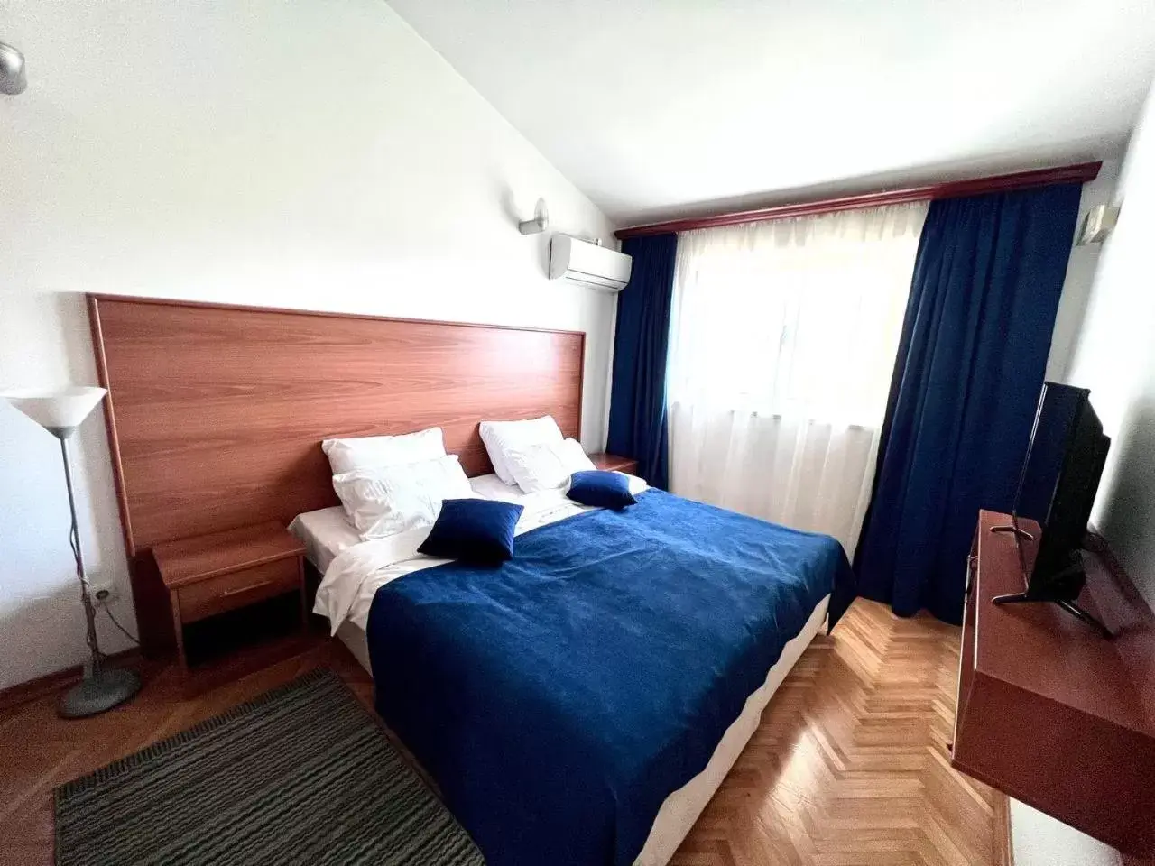 Twin Room with Private Bathroom in Hotel Ambasador Twin Room with Private Bathroom in Hotel Ambasador