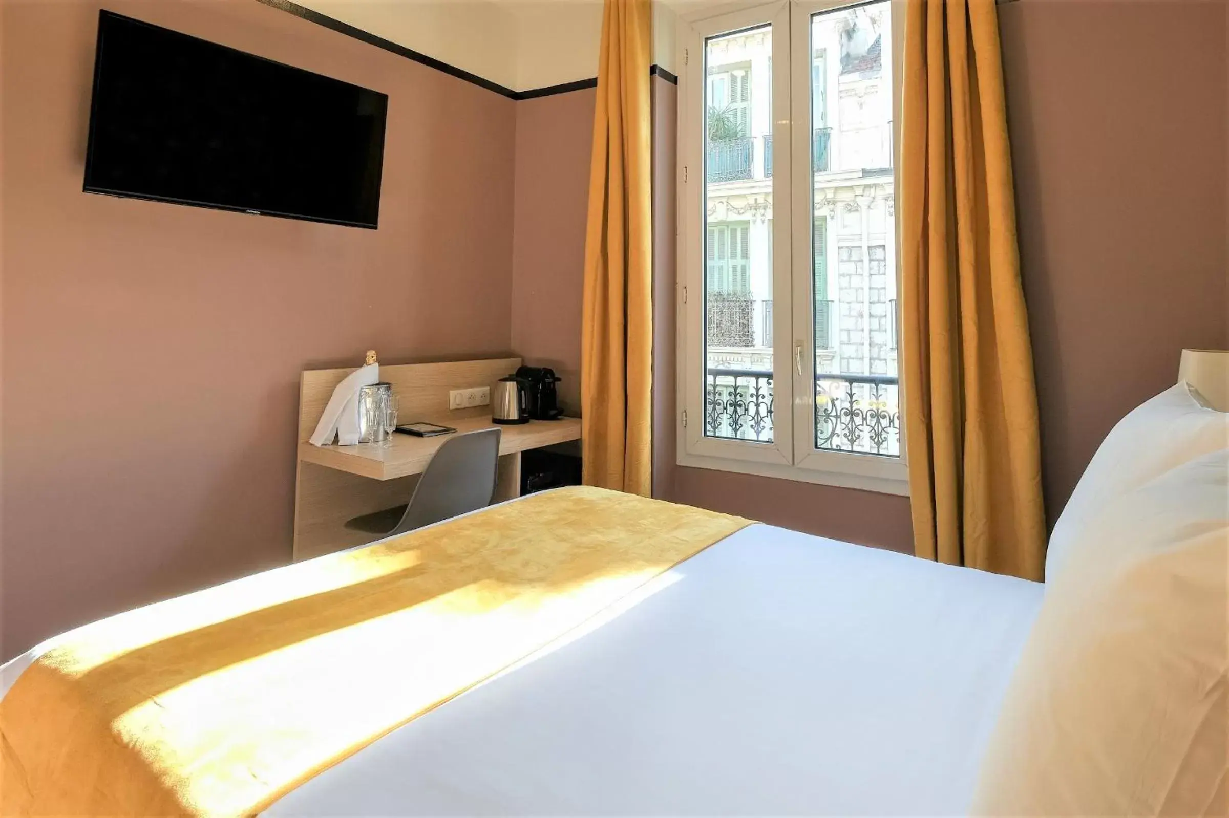 Bedroom, Bed in Hôtel de France, un hôtel AMMI