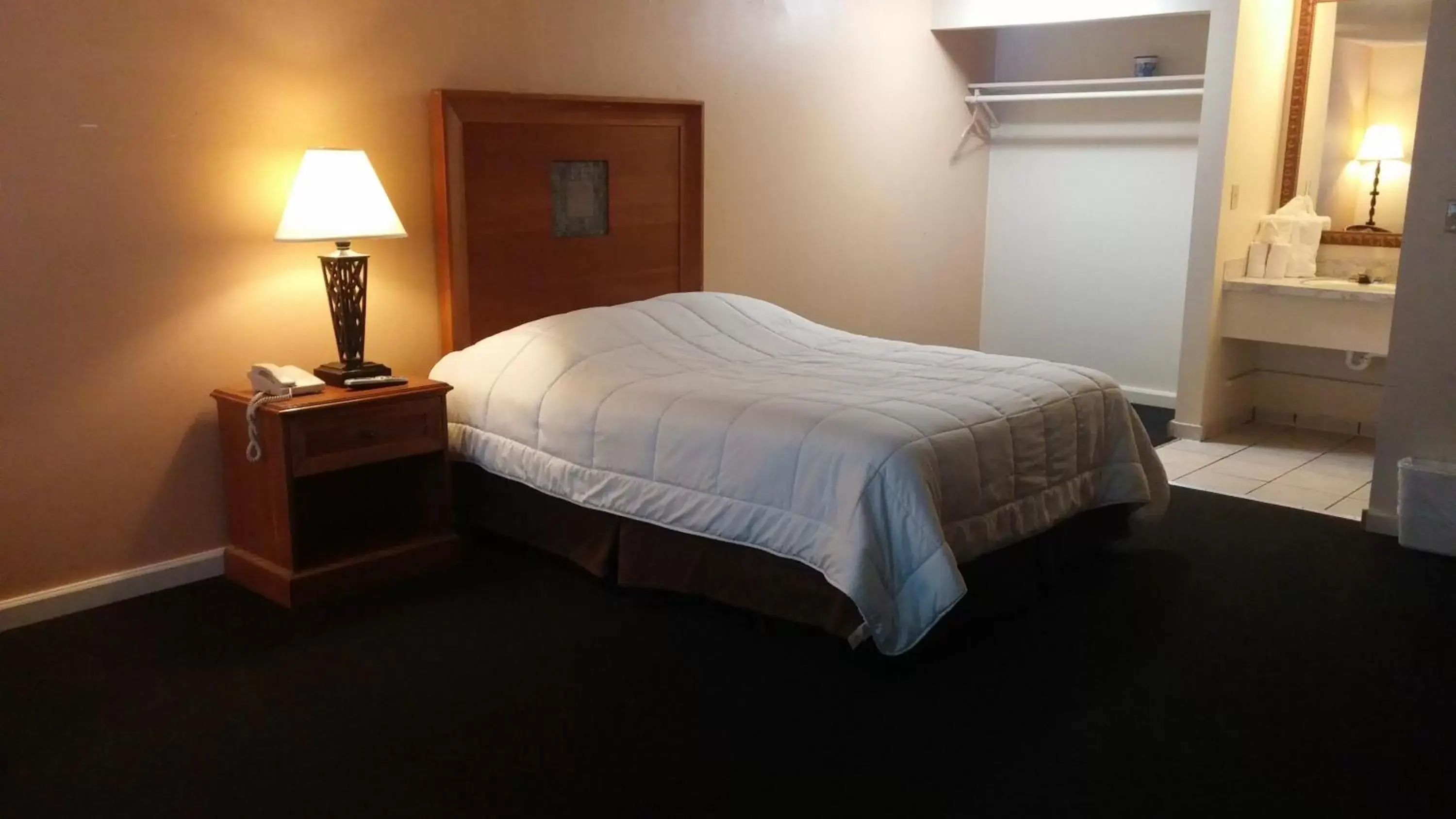 Photo of the whole room, Bed in Grays Harbor Inn & Suites