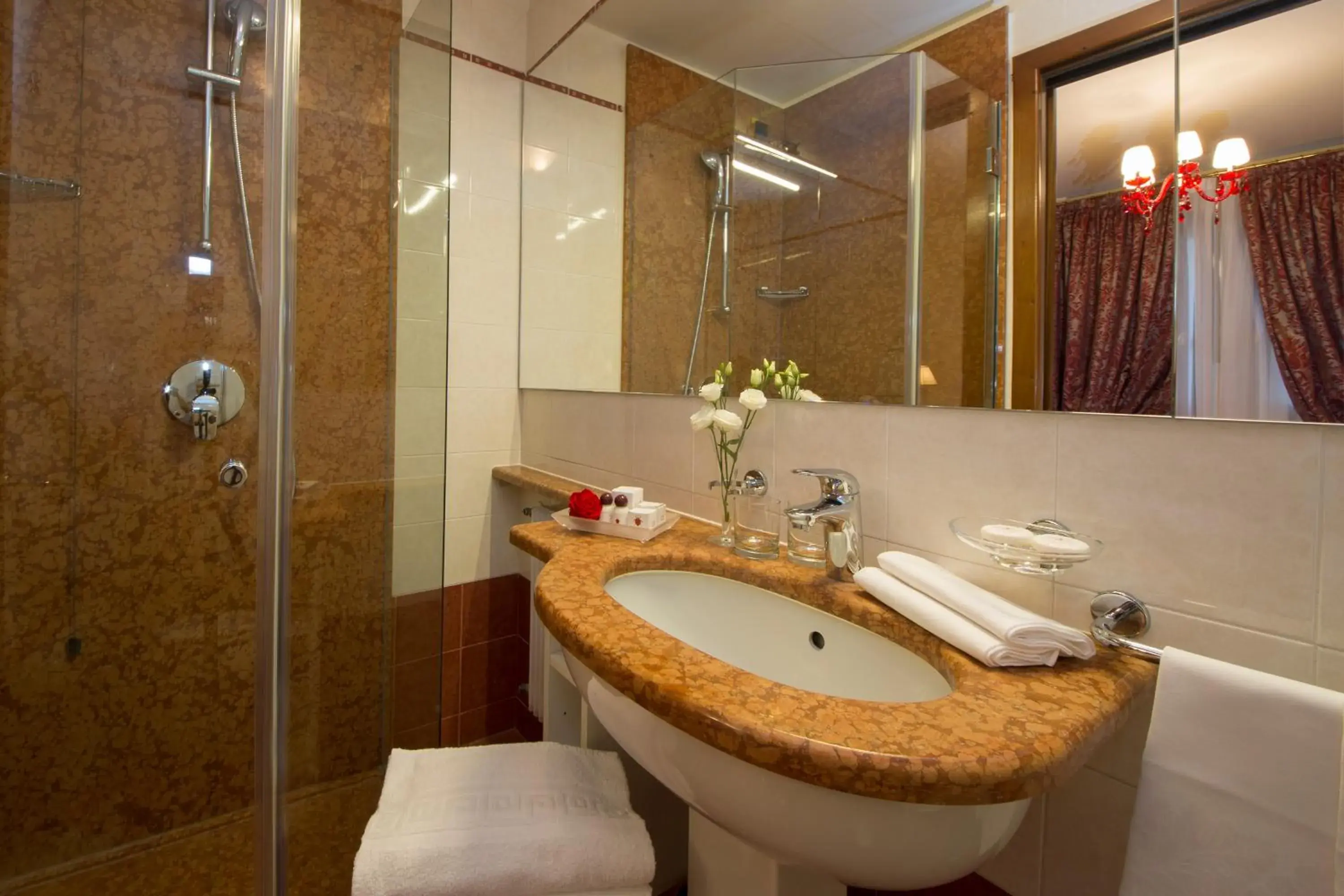 Bathroom in Villa Pace Park Hotel Bolognese