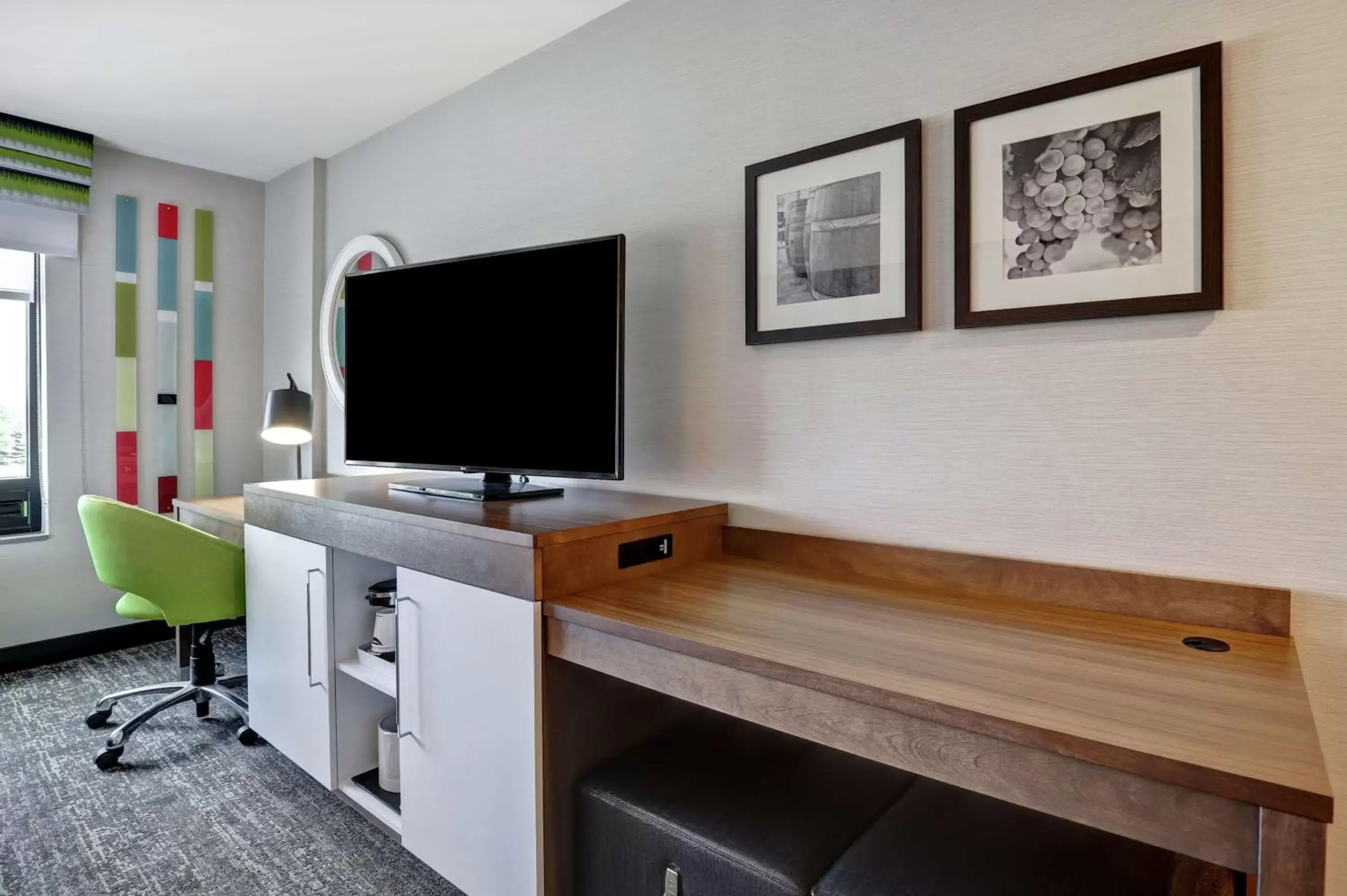 Bedroom, TV/Entertainment Center in Hampton Inn St. Catharines Niagara