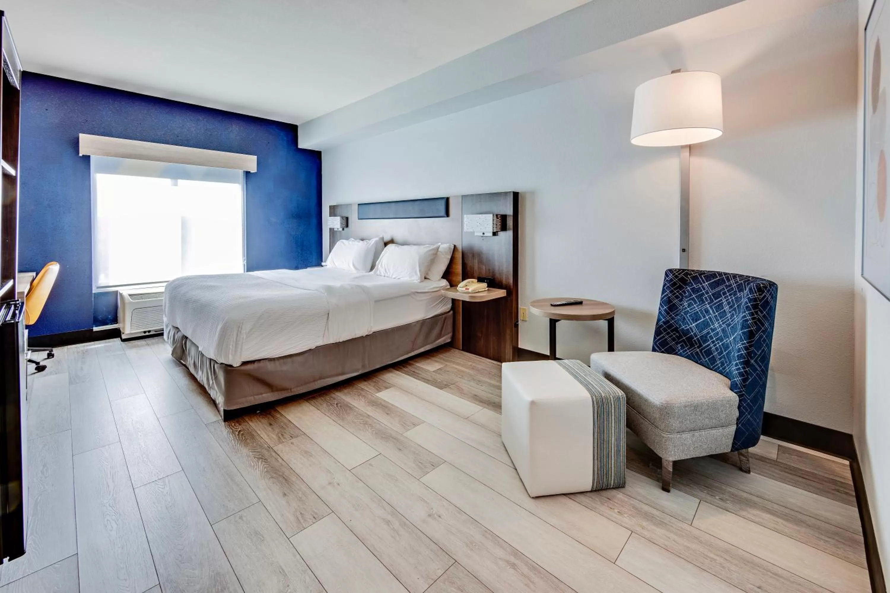 Bed in Holiday Inn Express Hotel & Suites Ohio State University- OSU Medical Center by IHG