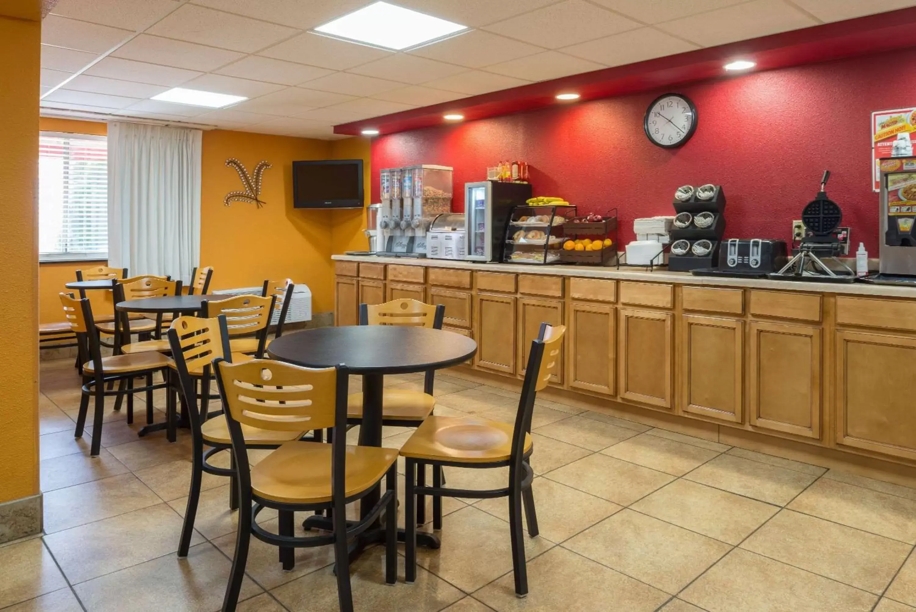 Restaurant/Places to Eat in Ramada by Wyndham Bowling Green