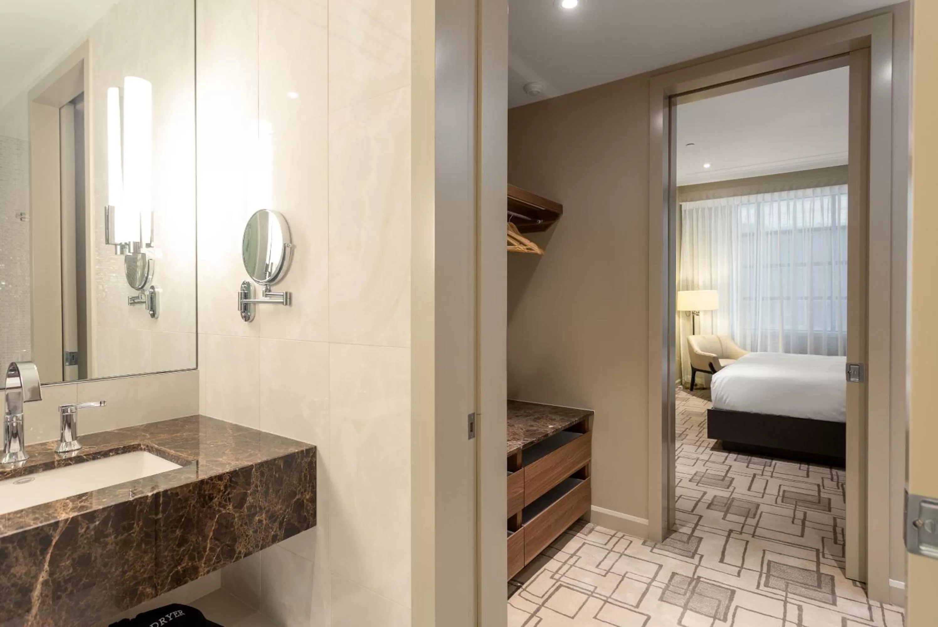 Bathroom, Bed in Sutton Place Hotel Toronto