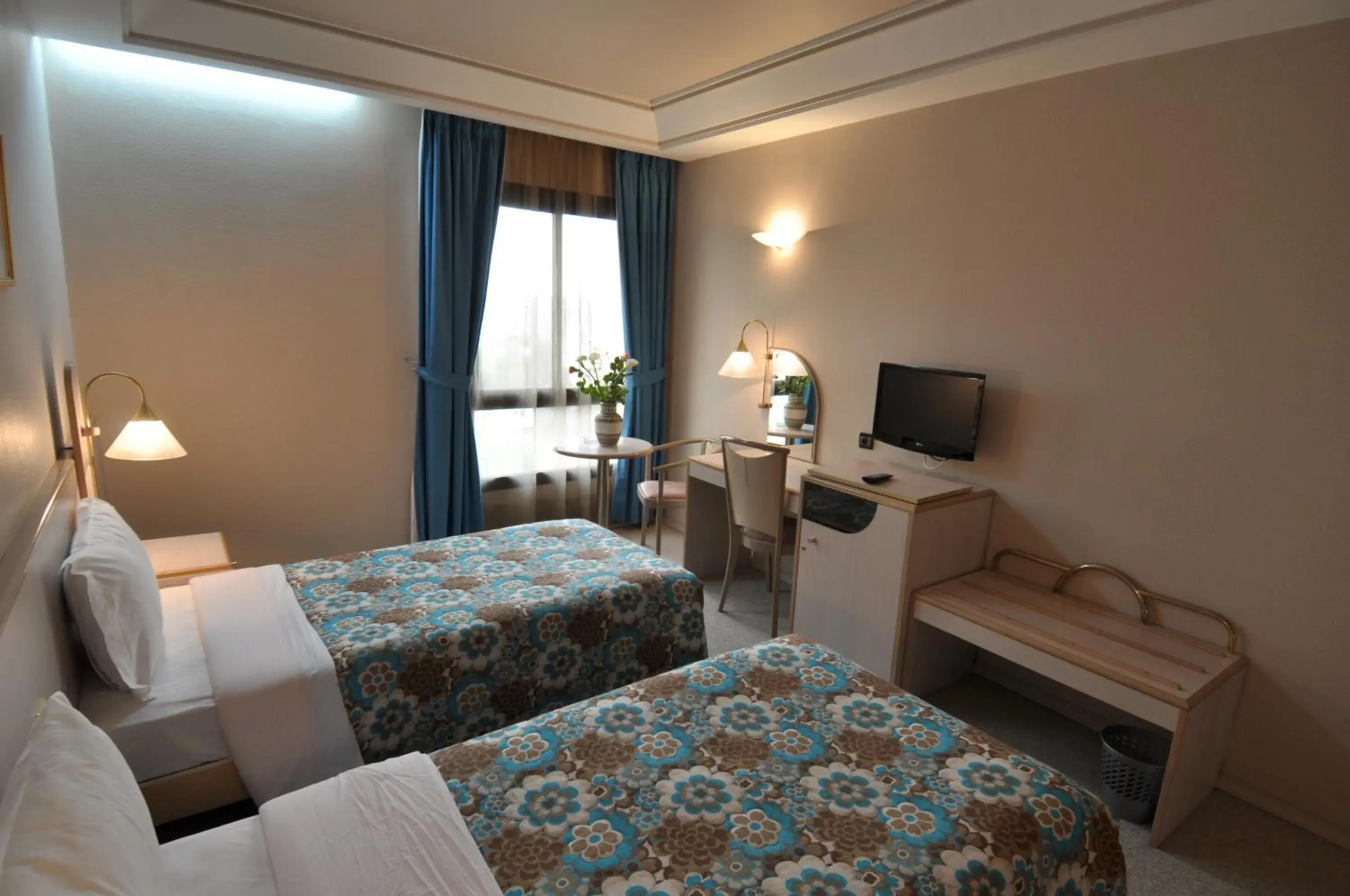 Bedroom, Bed in Hôtel Wassim