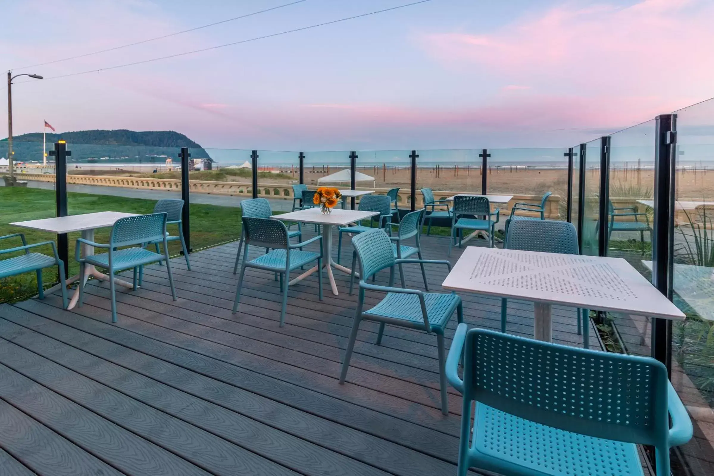 Patio, Restaurant/Places to Eat in Seashore Inn on the Beach Seaside