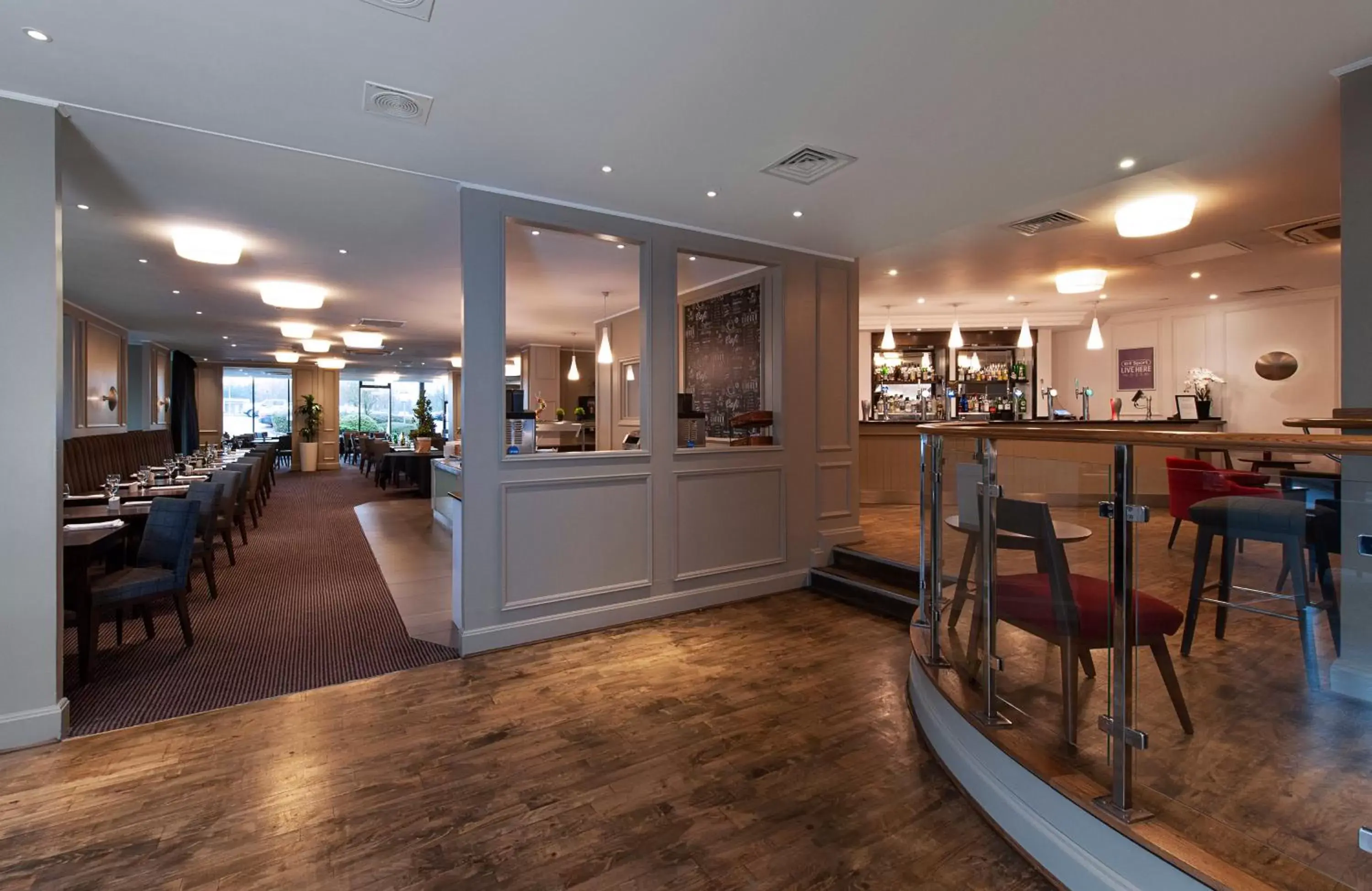 Lounge or bar, Restaurant/Places to Eat in Mercure Telford Centre Hotel