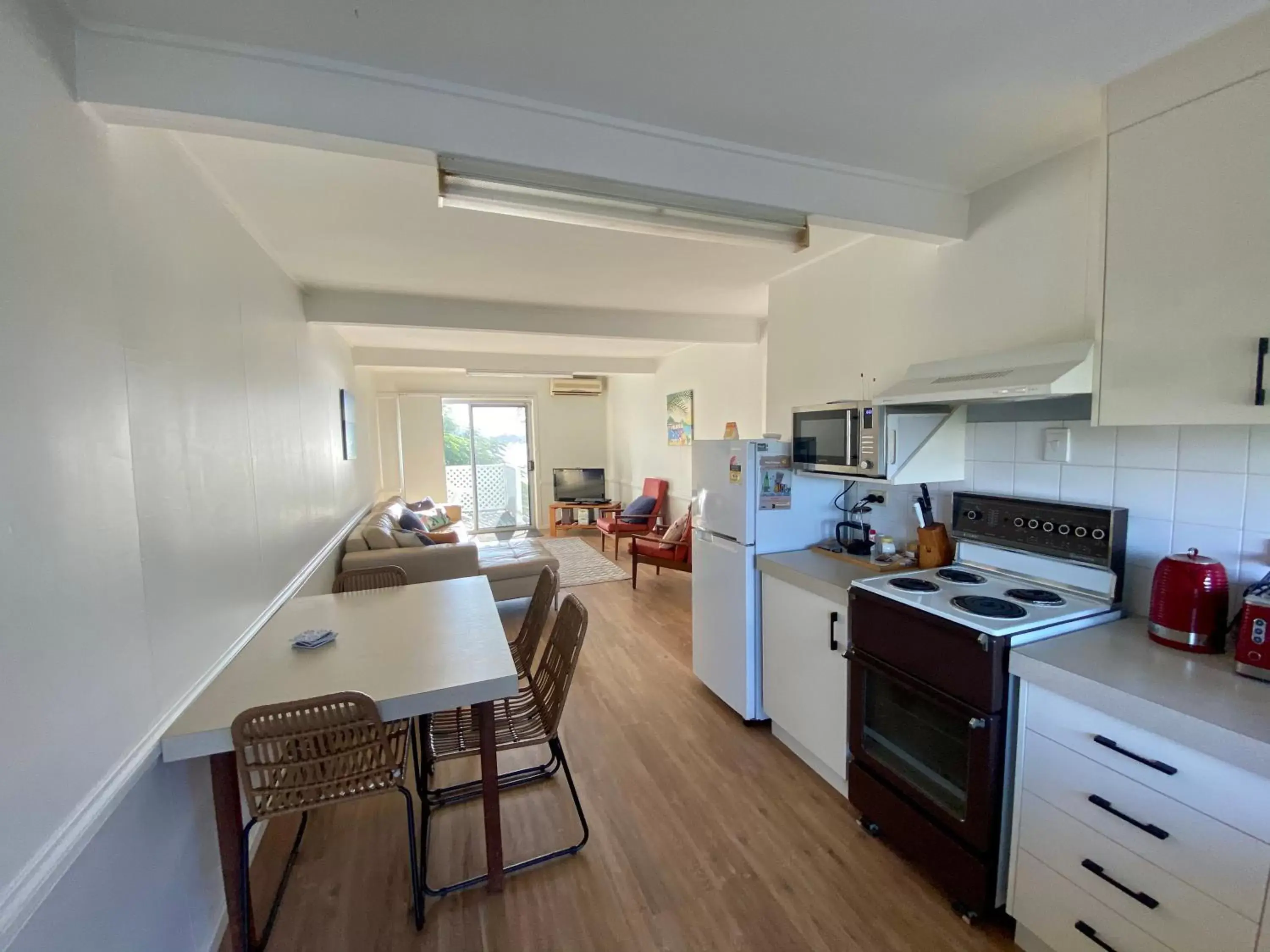 Balcony/Terrace, Kitchen/Kitchenette in Leisure-Lee Holiday Apartments