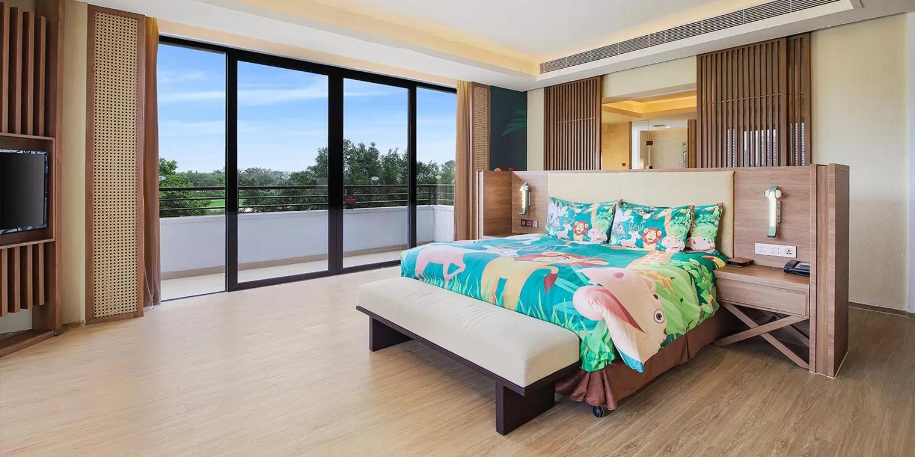 Photo of the whole room, Bed in Crowne Plaza Hailing Island, an IHG Hotel