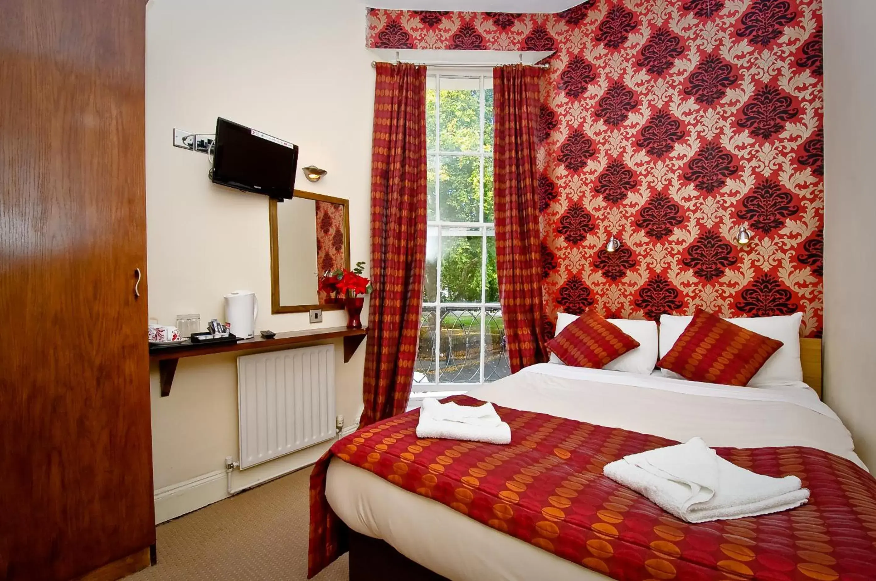 Bedroom, Bed in Leigh House Hotel