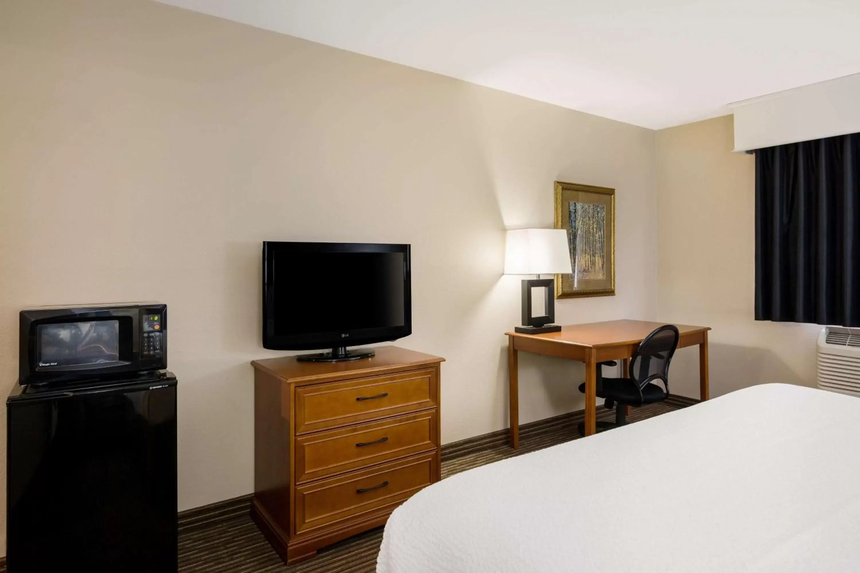 Bedroom, TV/Entertainment Center in Revel Hotel Minot - SureStay Collection by Best Western