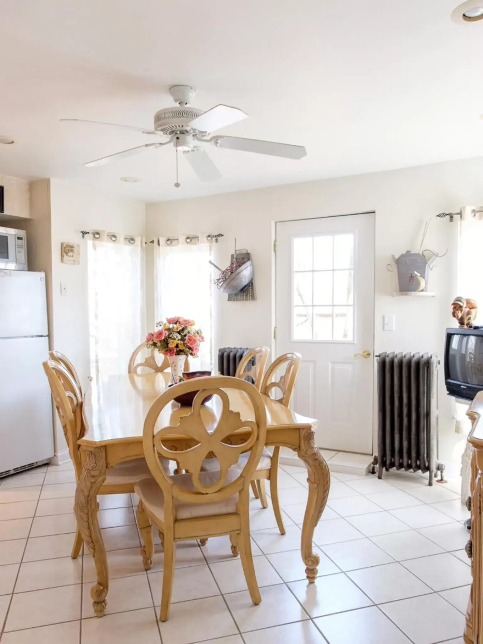 Communal kitchen, Dining Area in Gaslight Bed & Breakfast