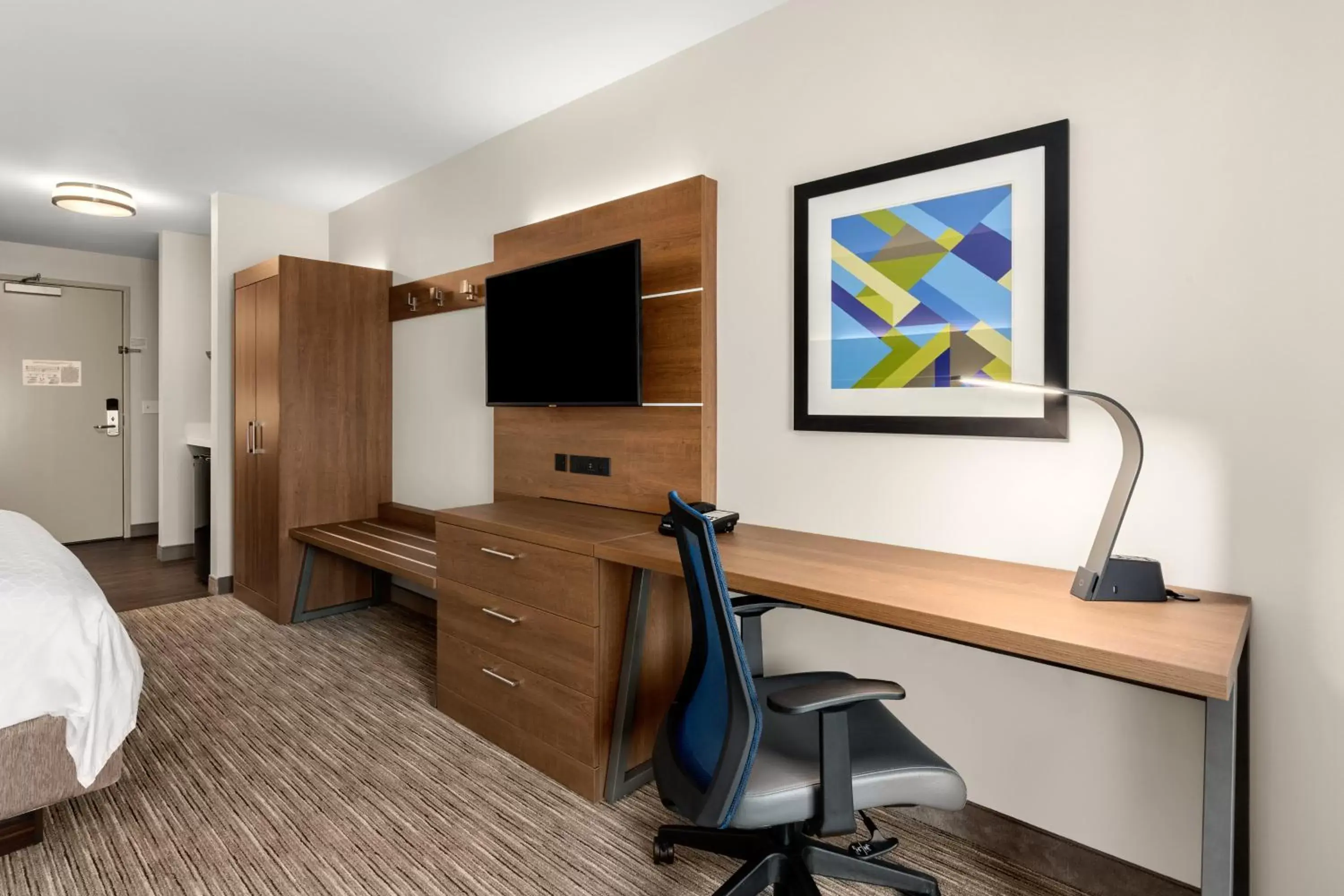 Photo of the whole room, TV/Entertainment Center in Holiday Inn Express and Suites Sumner, an IHG Hotel