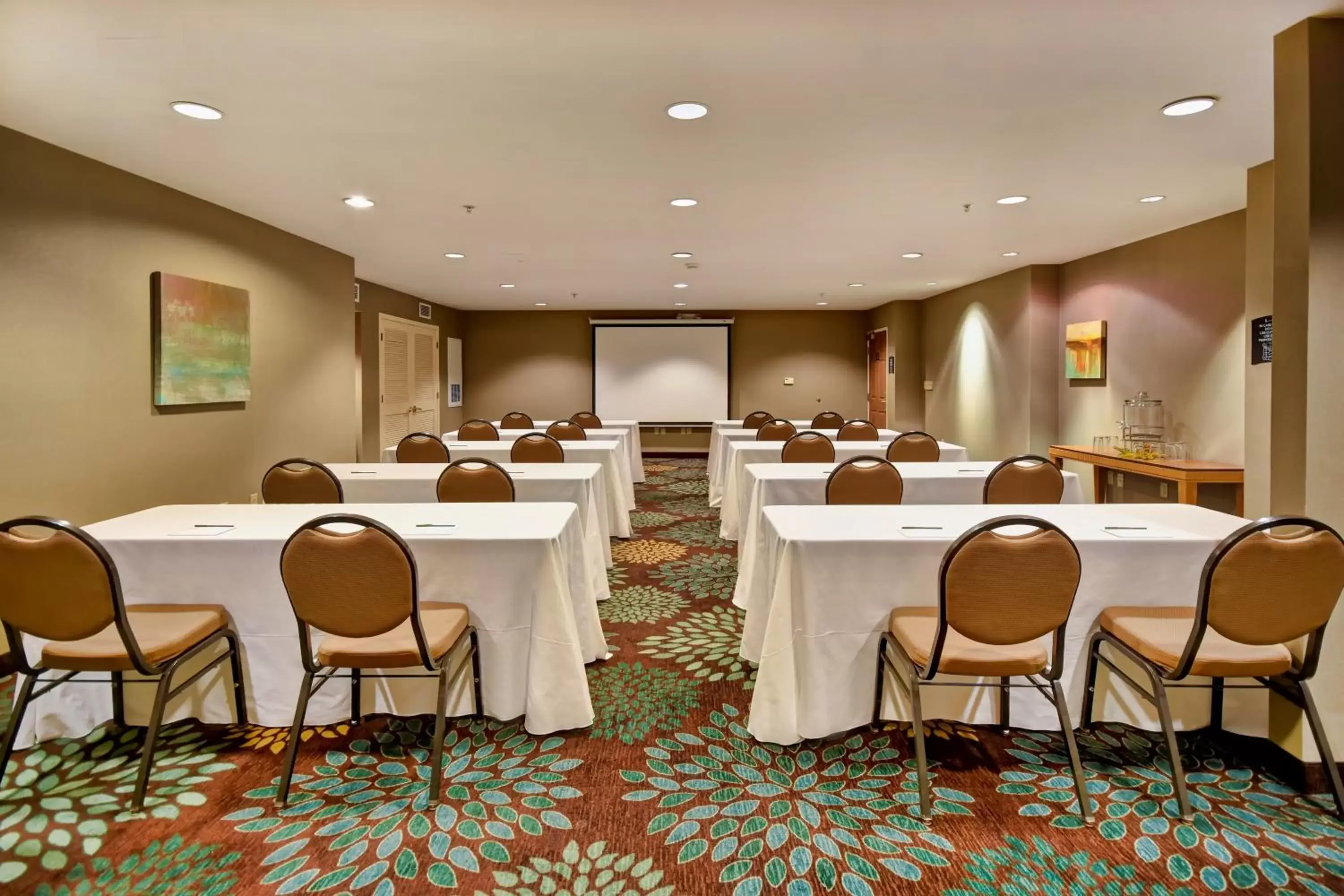 Meeting/conference room in Staybridge Suites Madison - East, an IHG Hotel