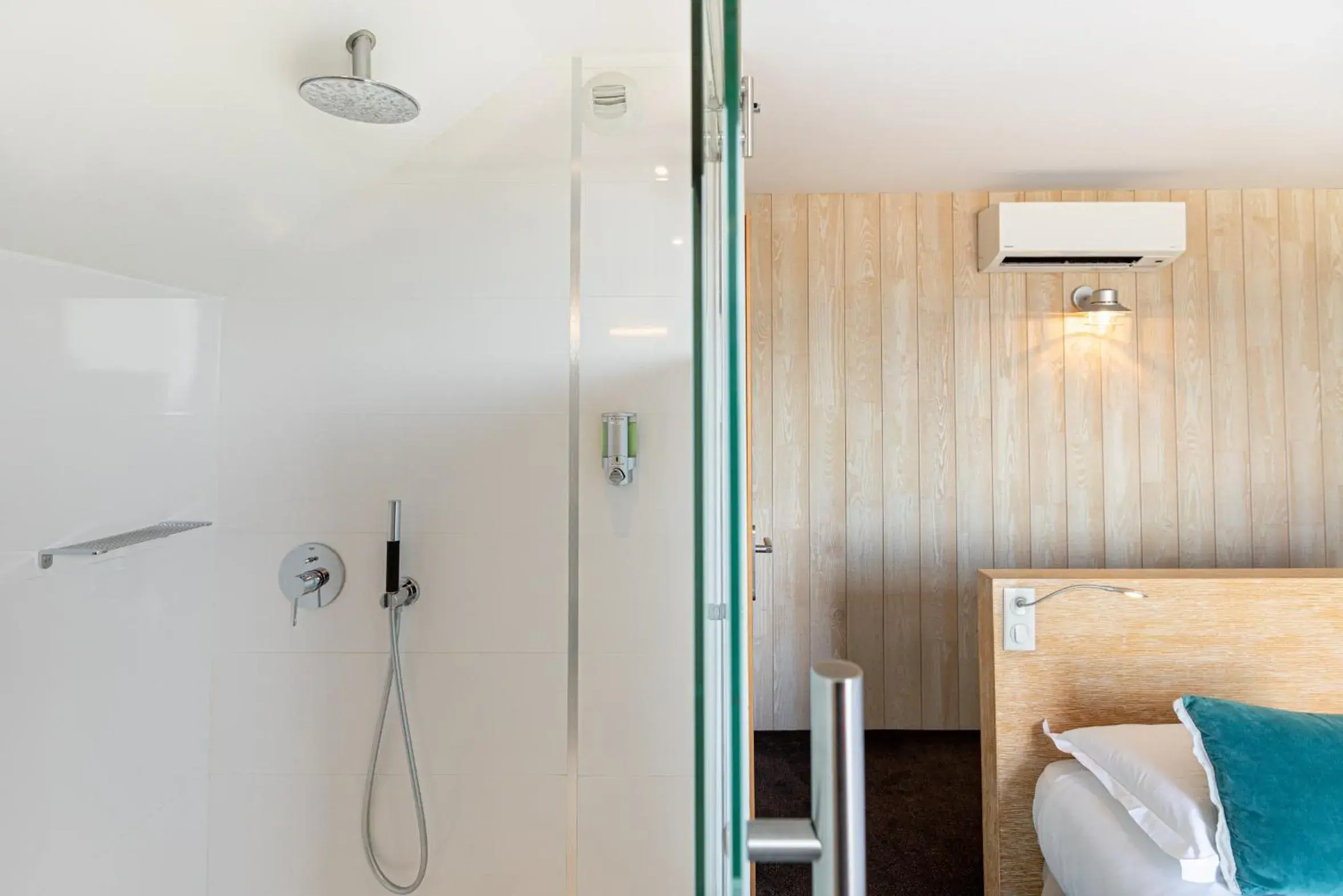 Bathroom in Hôtel de La Plage by Inwood Hotels