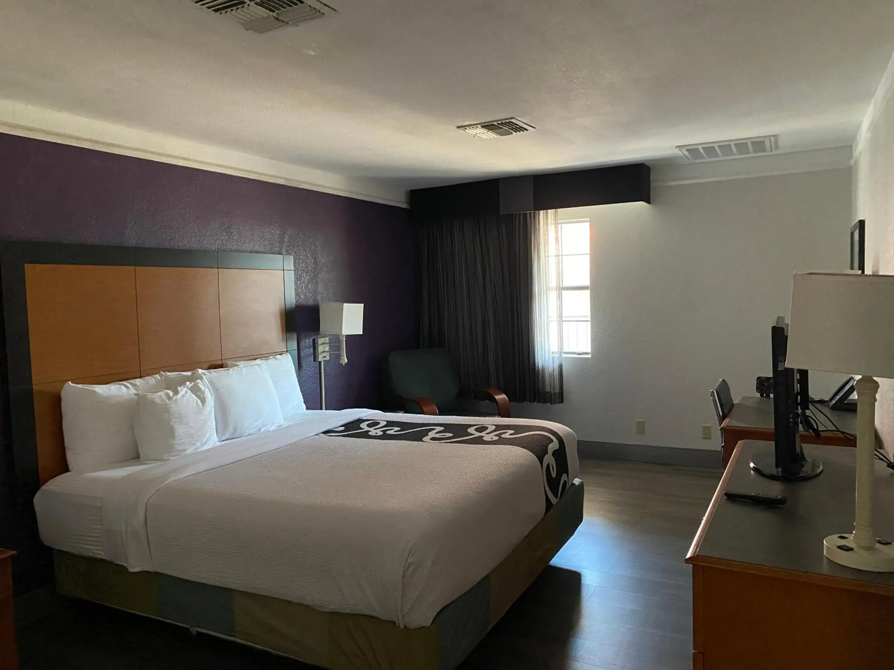 Seating area, Bed in La Quinta Inn by Wyndham Corpus Christi North