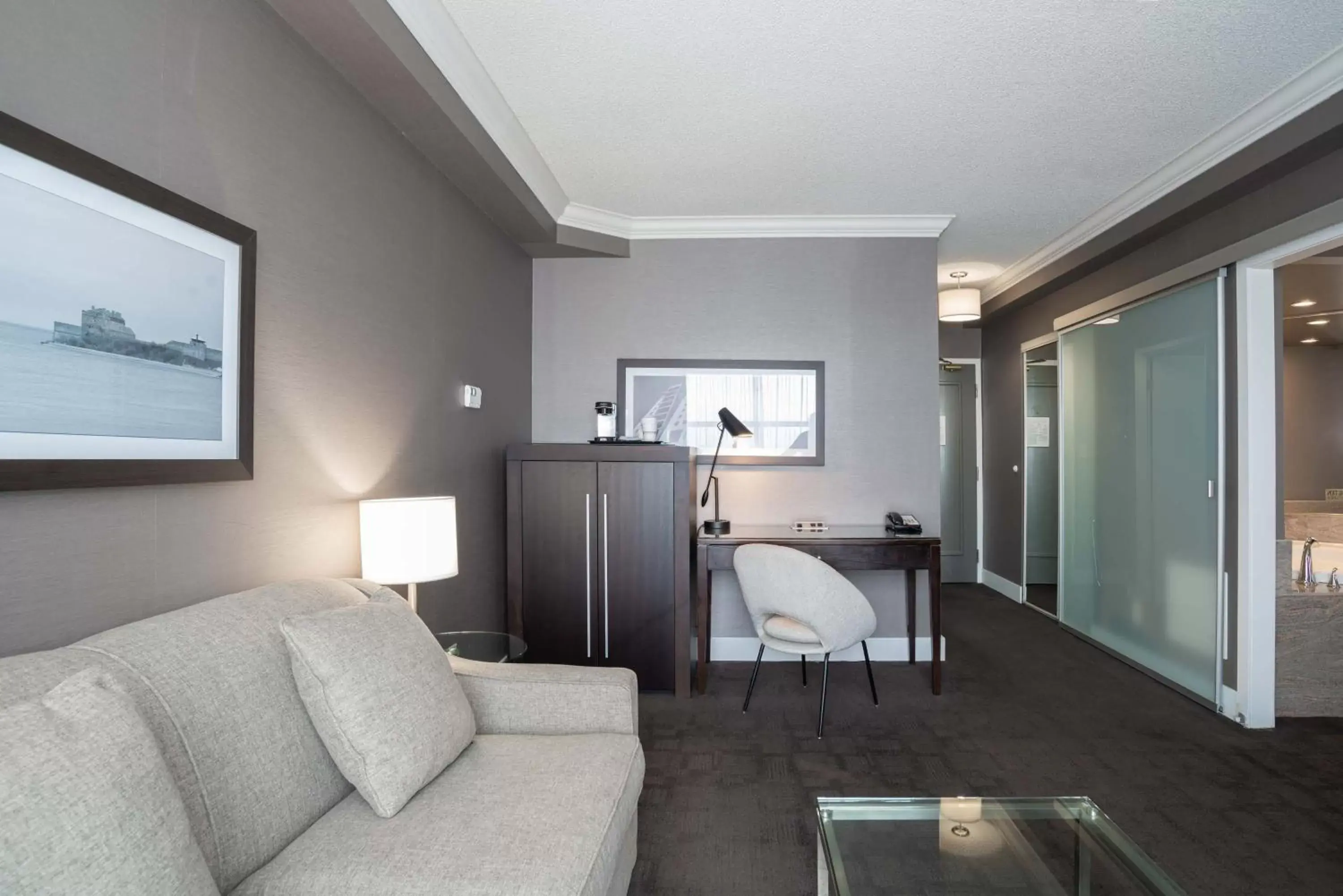 Photo of the whole room, TV/Entertainment Center in Sandman Signature Mississauga Hotel