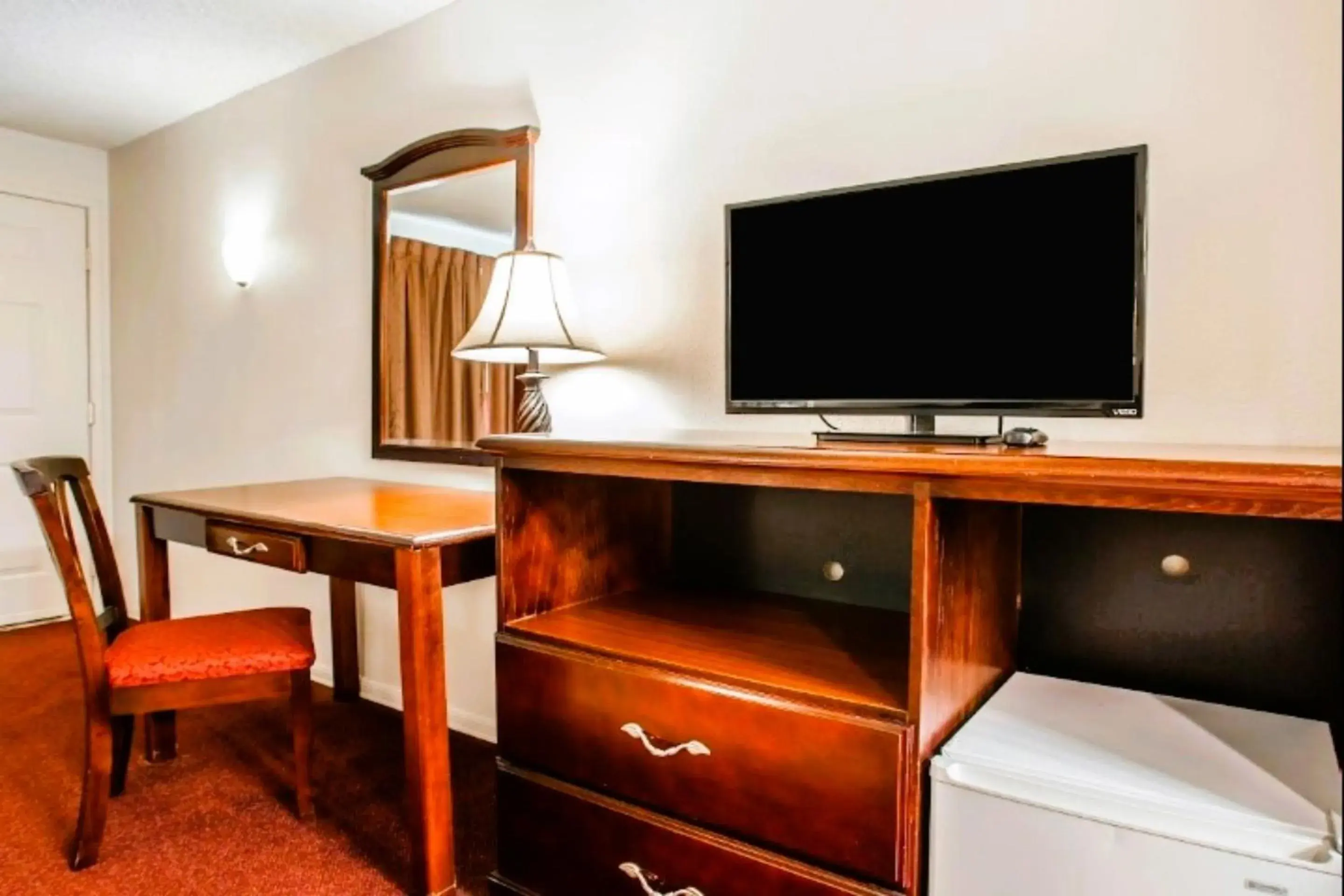 TV and multimedia, TV/Entertainment Center in Inn at Lake Washington