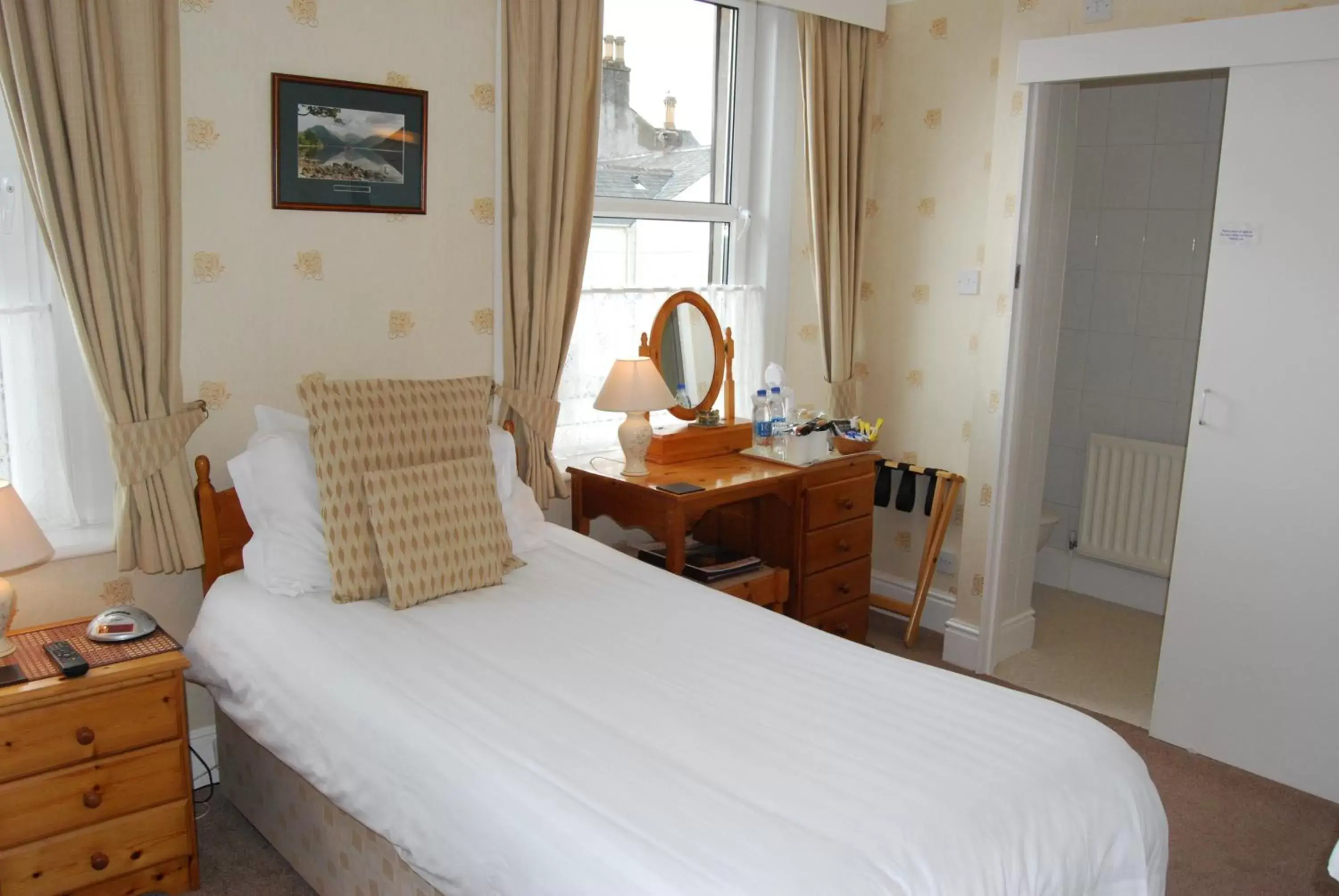Day, Bed in Beckside Guest House Keswick