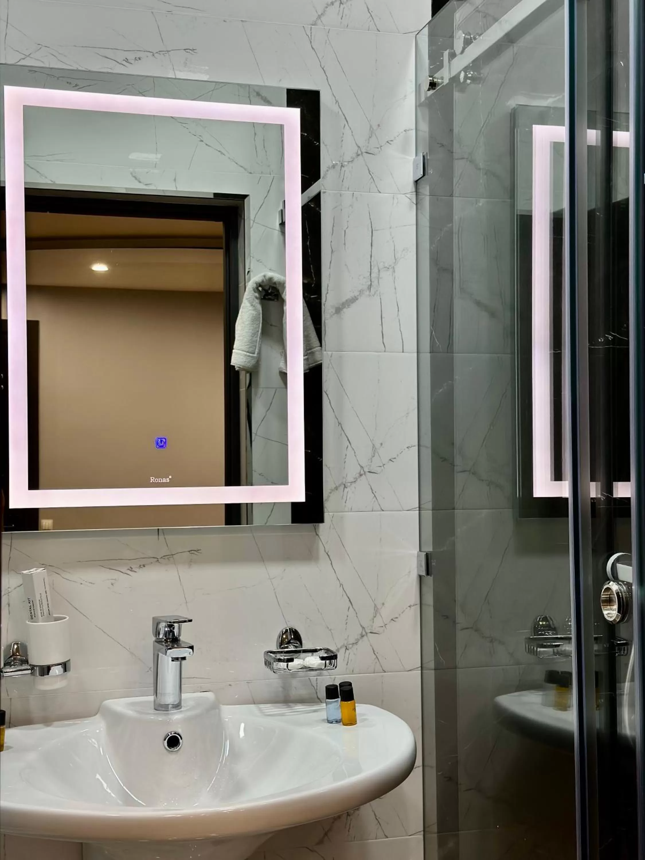 Shower in Astor Hotel