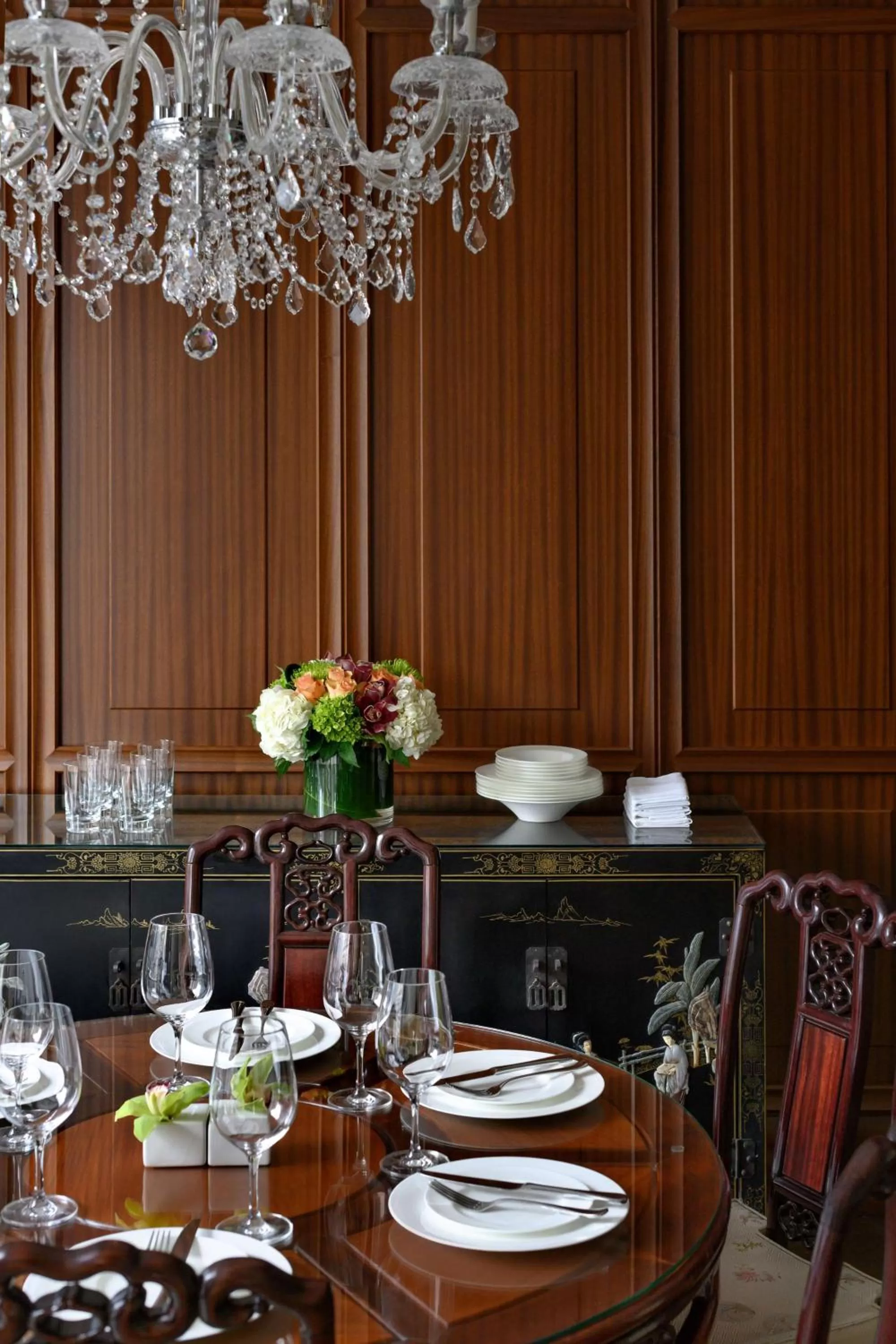 Photo of the whole room in Shangri-La Toronto