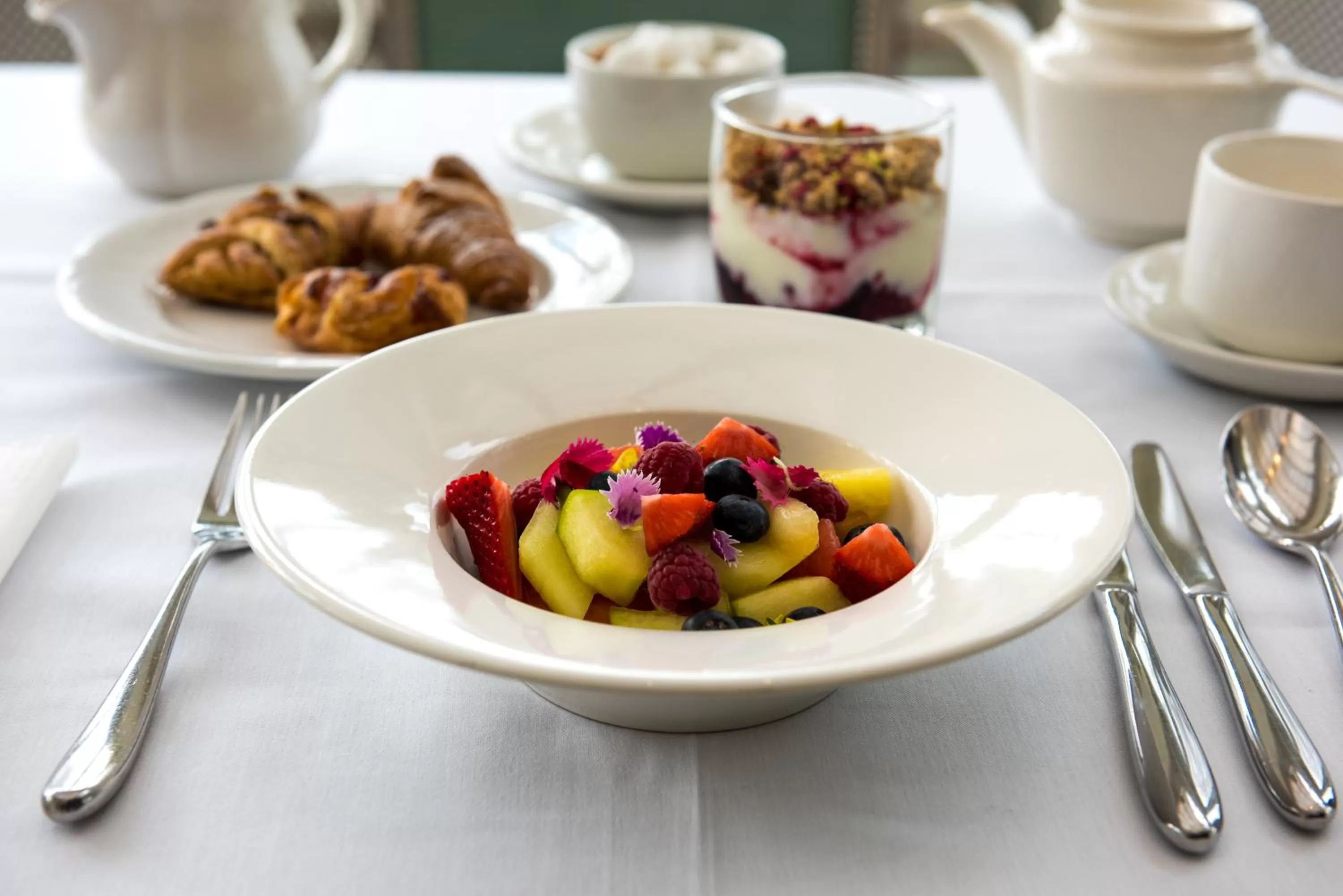 Restaurant/places to eat in Bromley Court Hotel London