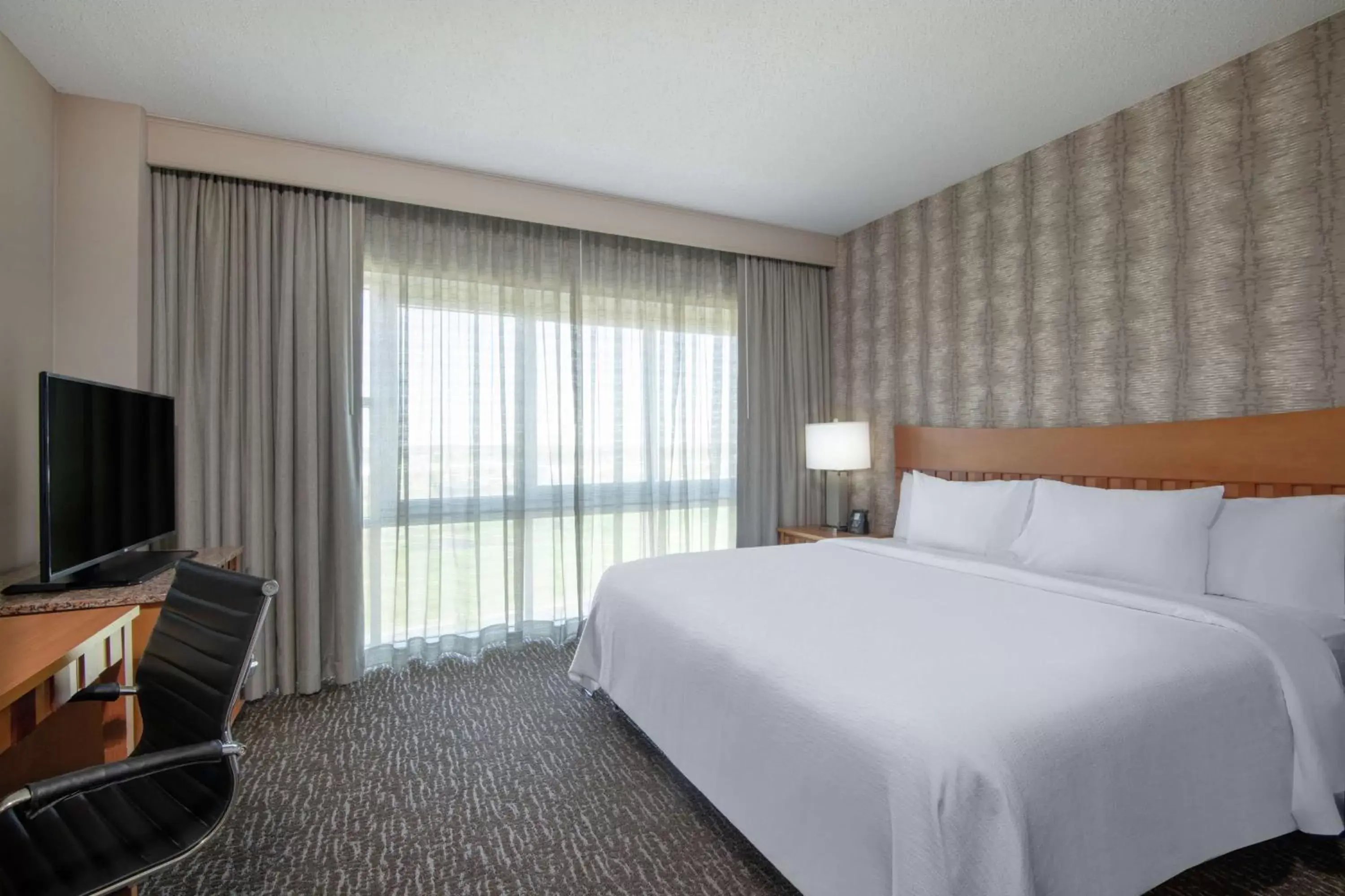 Bed in Embassy Suites Northwest Arkansas - Hotel, Spa & Convention Center