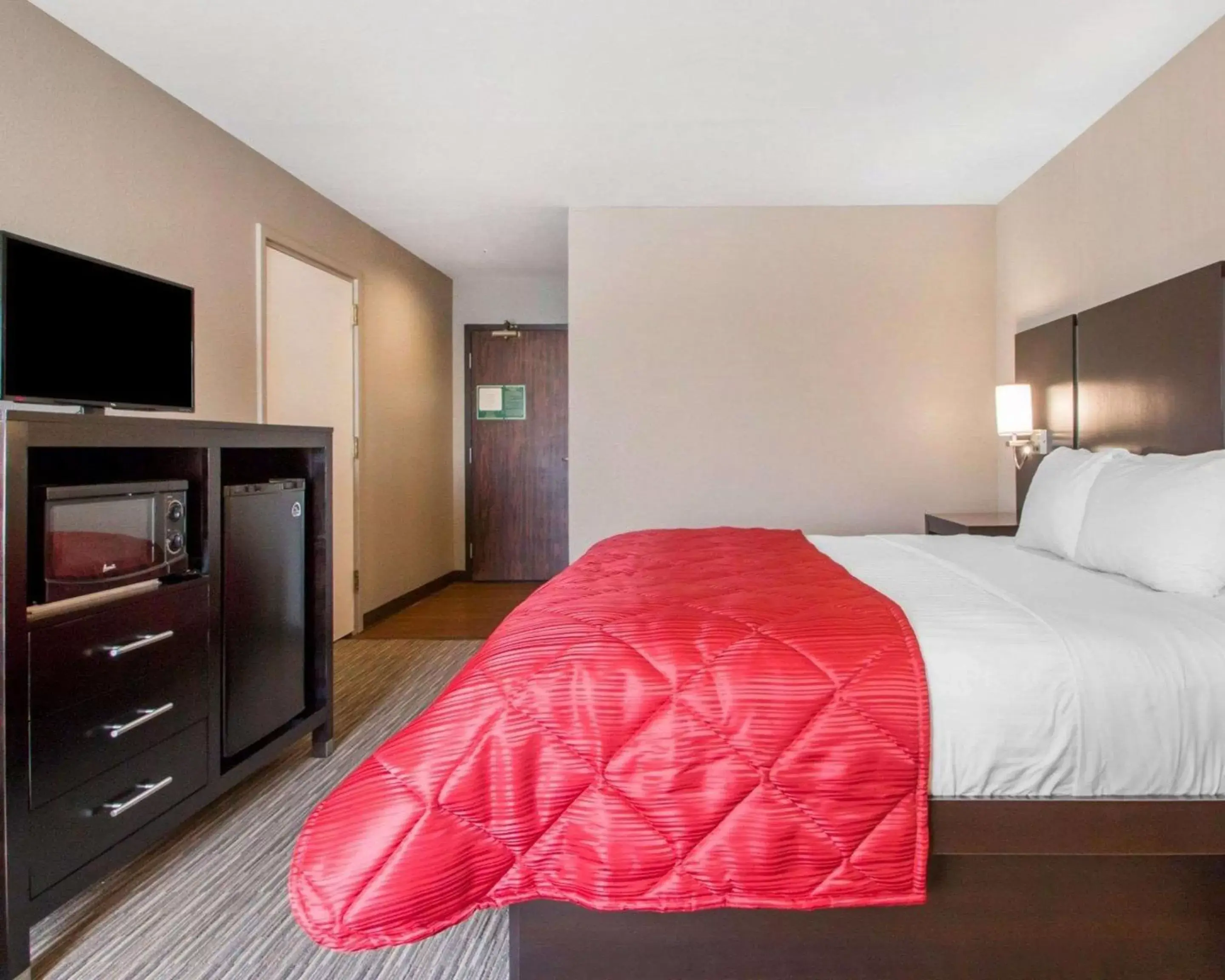 Photo of the whole room, Bed in Greenstay Inn & Suites Court View